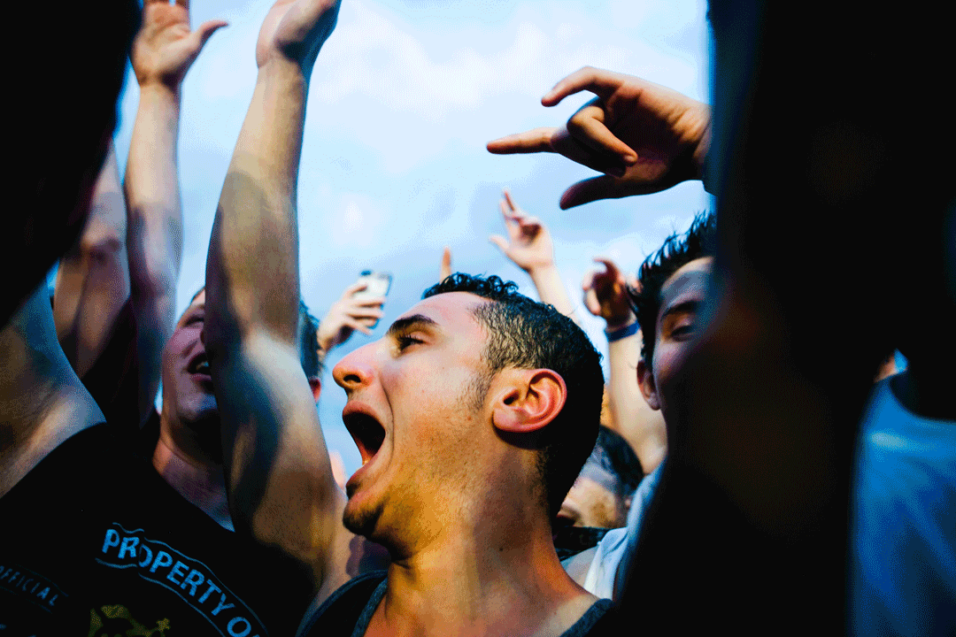 CROWD1.gif