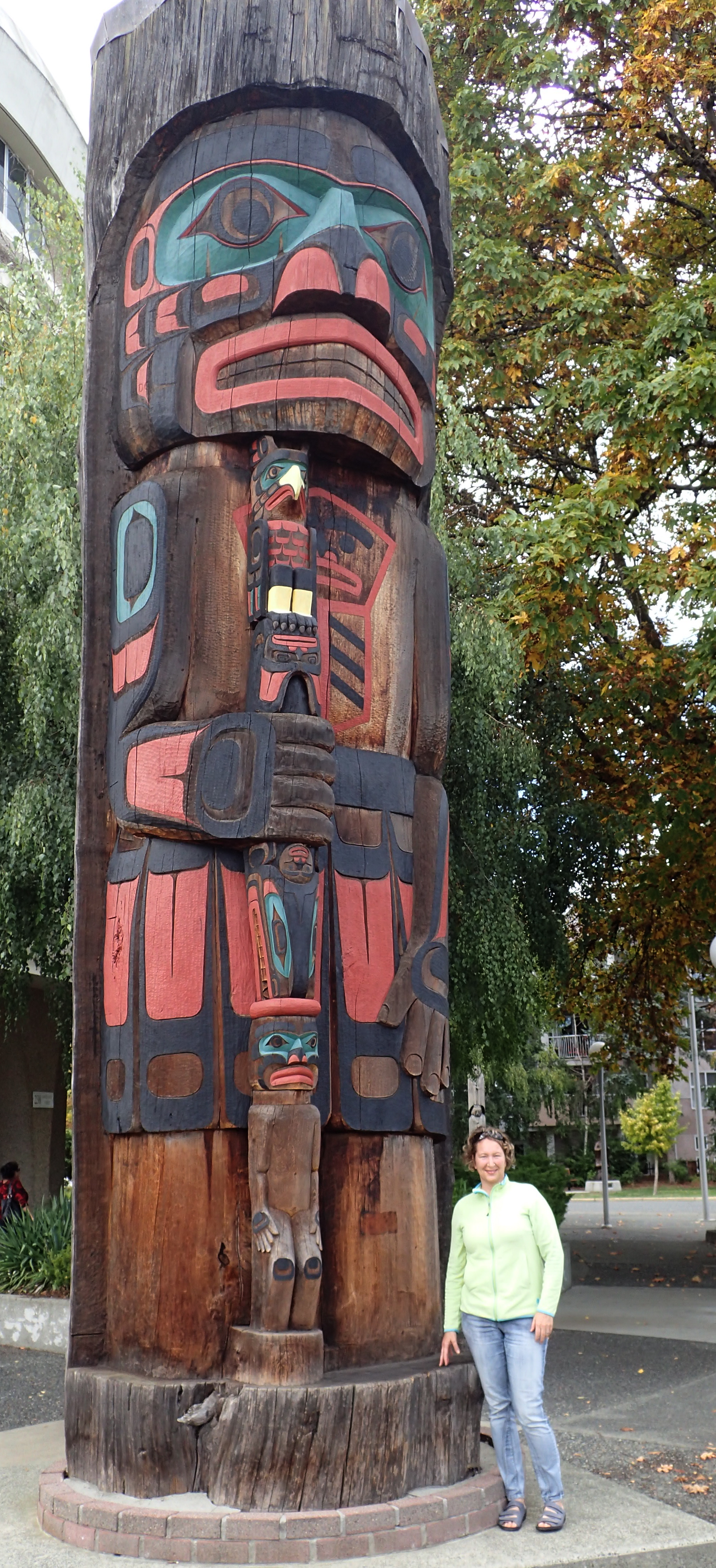 You can see the scale of the totem compared to my size. This is definitely the widest totem I've ever seen. I love it! Thank you Richard for carving a masterpiece!