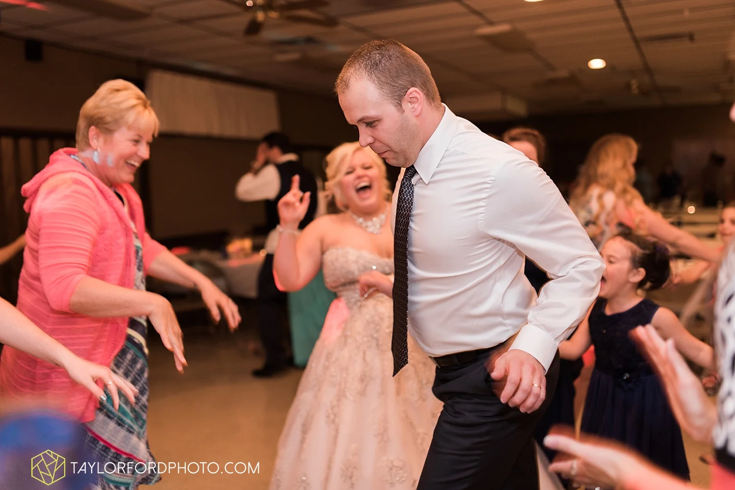 van_wert_ohio_wedding_photographer_taylor_ford_1314.jpg
