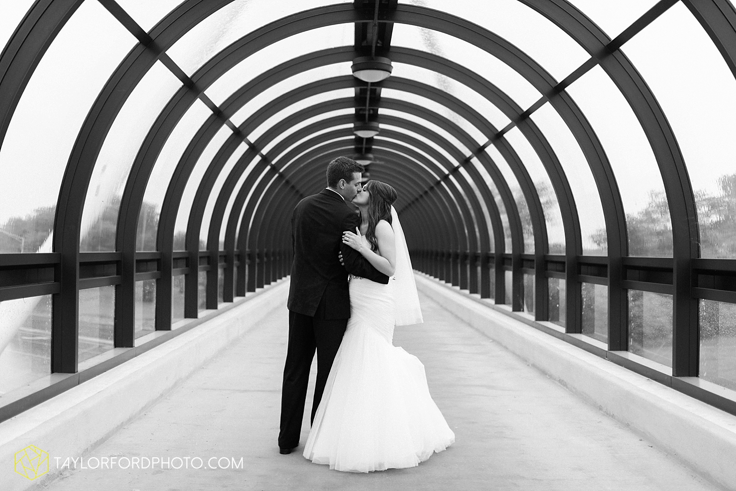 fort_wayne_indiana_wedding_photographer_taylor_ford_ipfw_ballroom_1640.jpg