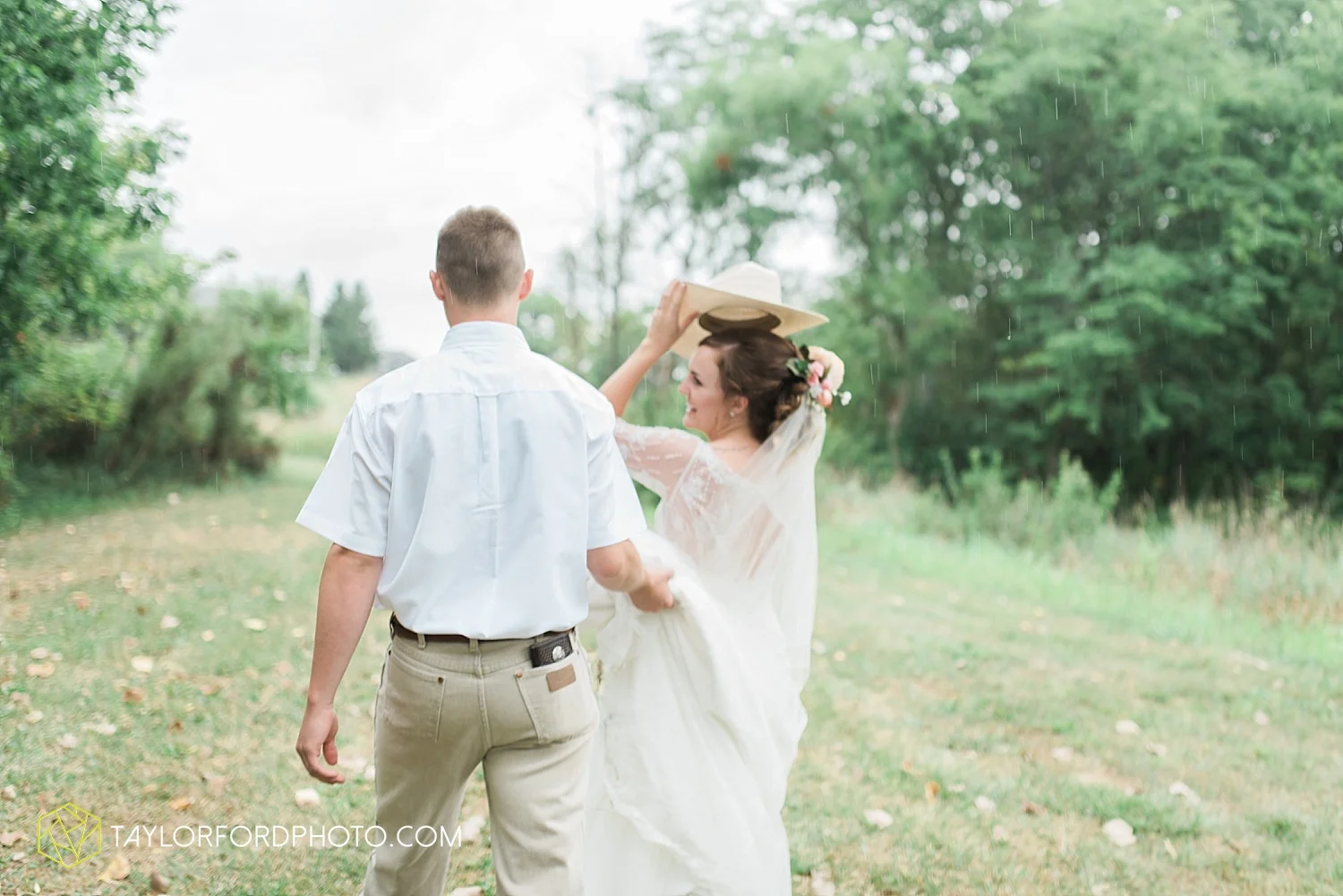 fort_wayne_indiana_wedding_photographer_taylor_ford_marian_hills_farm_0209.jpg