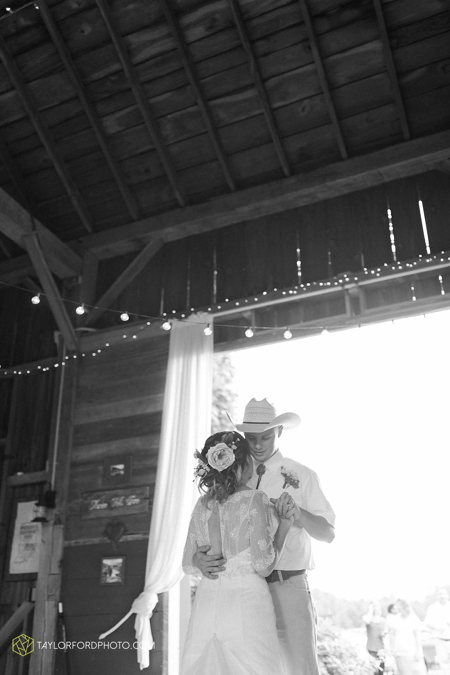 fort_wayne_indiana_wedding_photographer_taylor_ford_marian_hills_farm_0309.jpg
