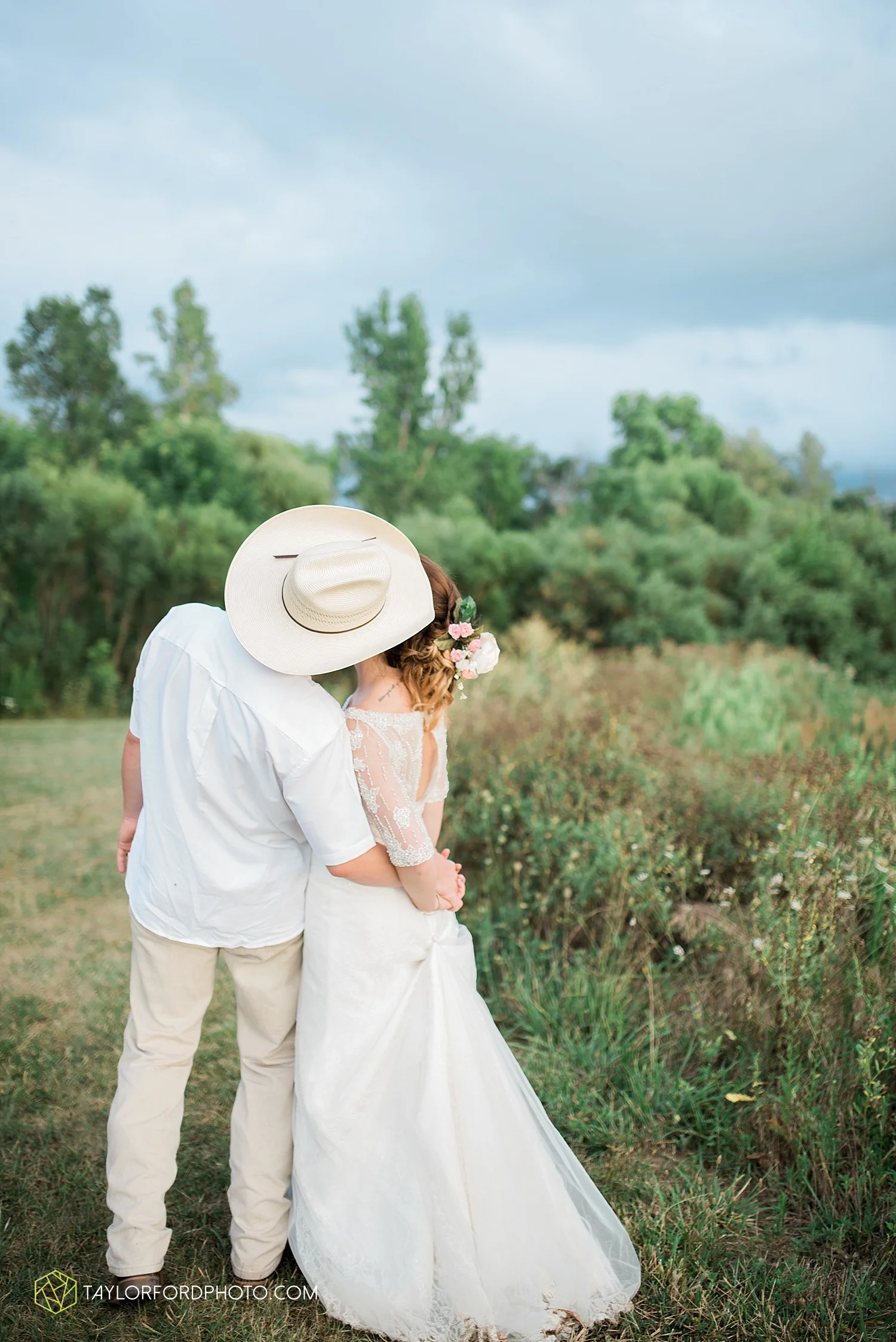 fort_wayne_indiana_wedding_photographer_taylor_ford_marian_hills_farm_0318.jpg