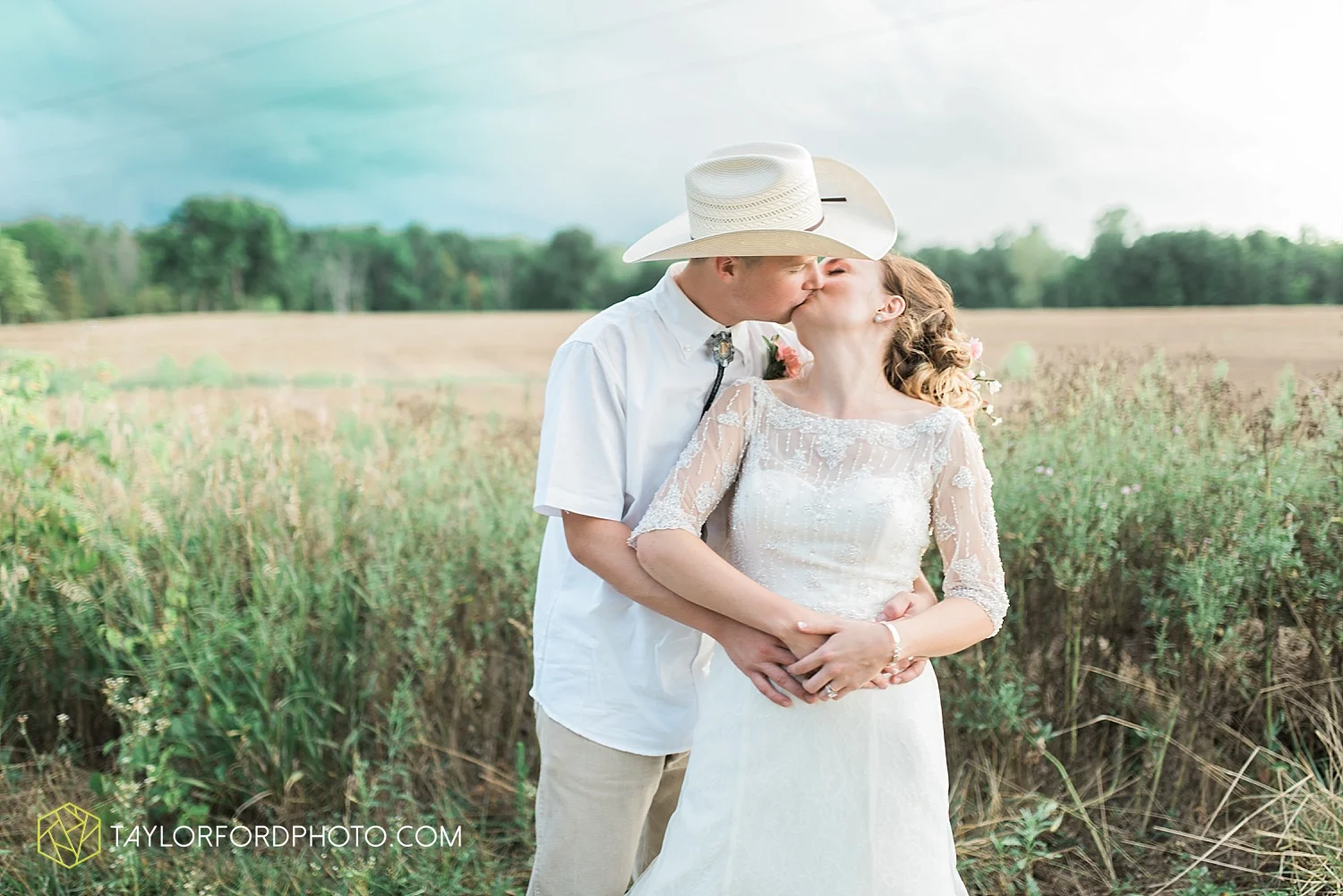 fort_wayne_indiana_wedding_photographer_taylor_ford_marian_hills_farm_0319.jpg