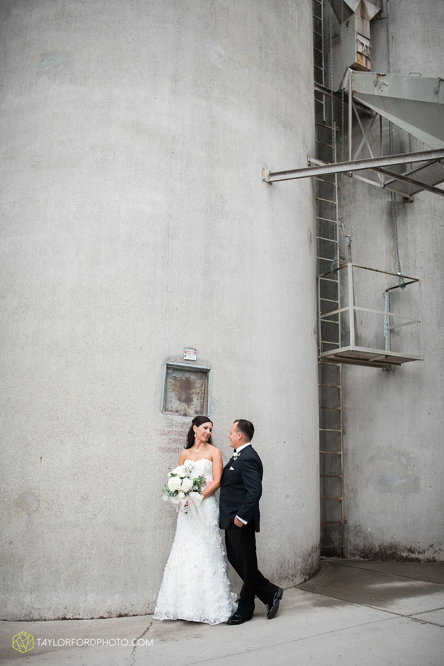 fort_wayne_indiana_wedding_photographer_taylor_ford_dupont_downs_0473.jpg