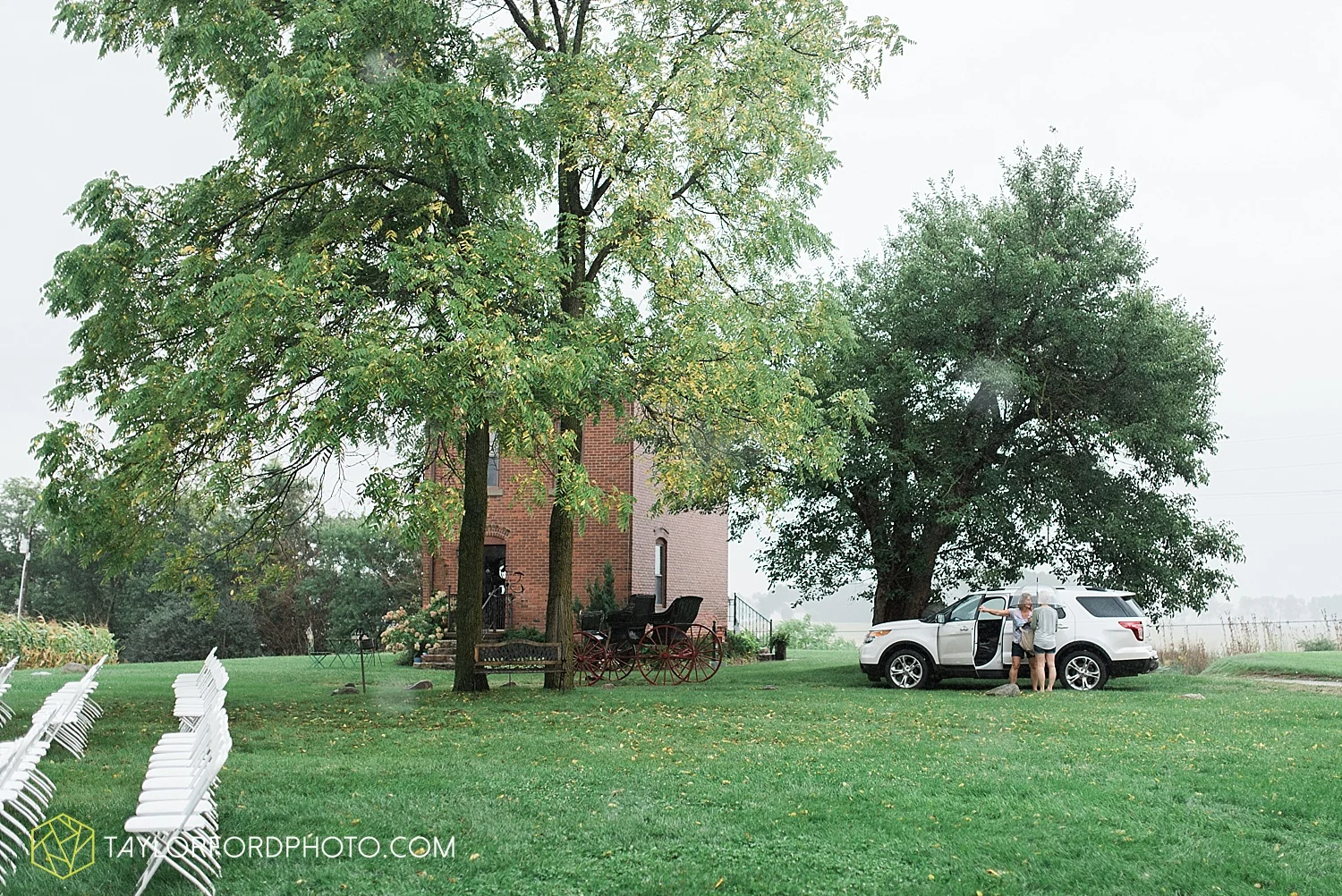 fort_wayne_indiana_van_wert_columbus_ohio_nashville_tennessee_photographer_taylor_ford_shoppes_at_old_mill_wedding_0649.jpg