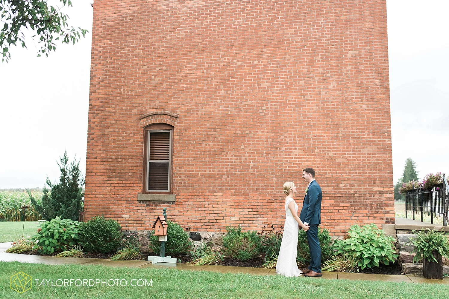 fort_wayne_indiana_van_wert_columbus_ohio_nashville_tennessee_photographer_taylor_ford_shoppes_at_old_mill_wedding_0654.jpg