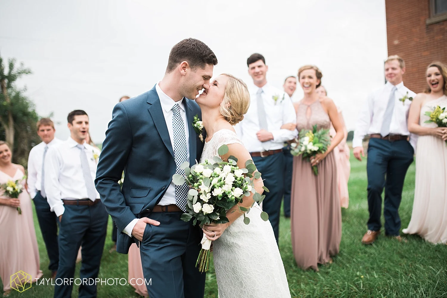 fort_wayne_indiana_van_wert_columbus_ohio_nashville_tennessee_photographer_taylor_ford_shoppes_at_old_mill_wedding_0662.jpg