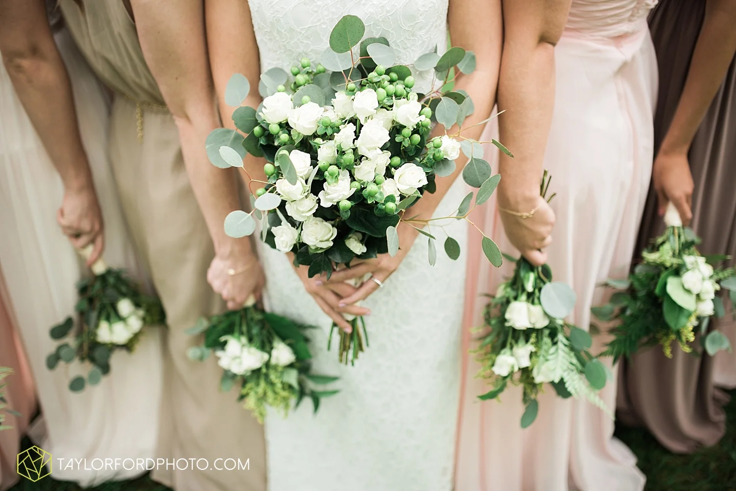 fort_wayne_indiana_van_wert_columbus_ohio_nashville_tennessee_photographer_taylor_ford_shoppes_at_old_mill_wedding_0664.jpg