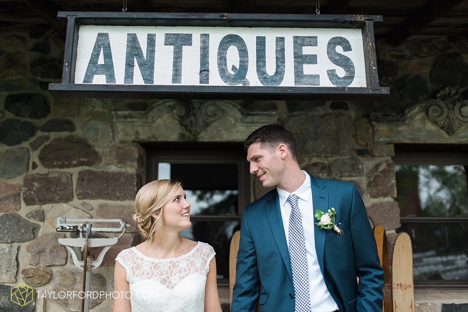 fort_wayne_indiana_van_wert_columbus_ohio_nashville_tennessee_photographer_taylor_ford_shoppes_at_old_mill_wedding_0720.jpg