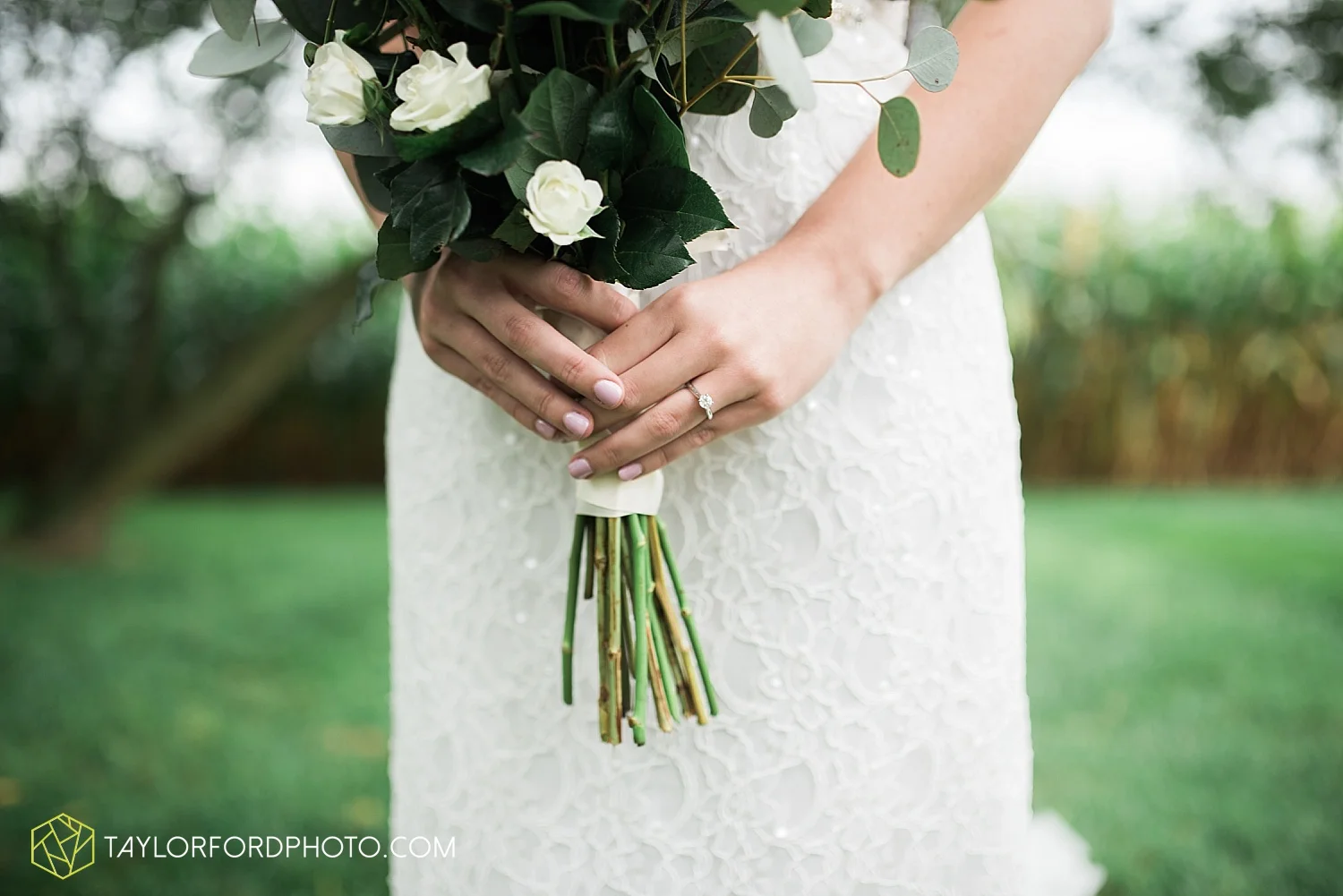 fort_wayne_indiana_van_wert_columbus_ohio_nashville_tennessee_photographer_taylor_ford_shoppes_at_old_mill_wedding_0723.jpg