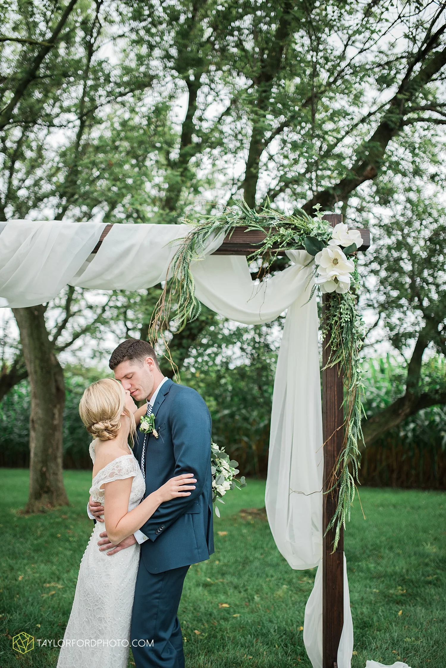 fort_wayne_indiana_van_wert_columbus_ohio_nashville_tennessee_photographer_taylor_ford_shoppes_at_old_mill_wedding_0721.jpg