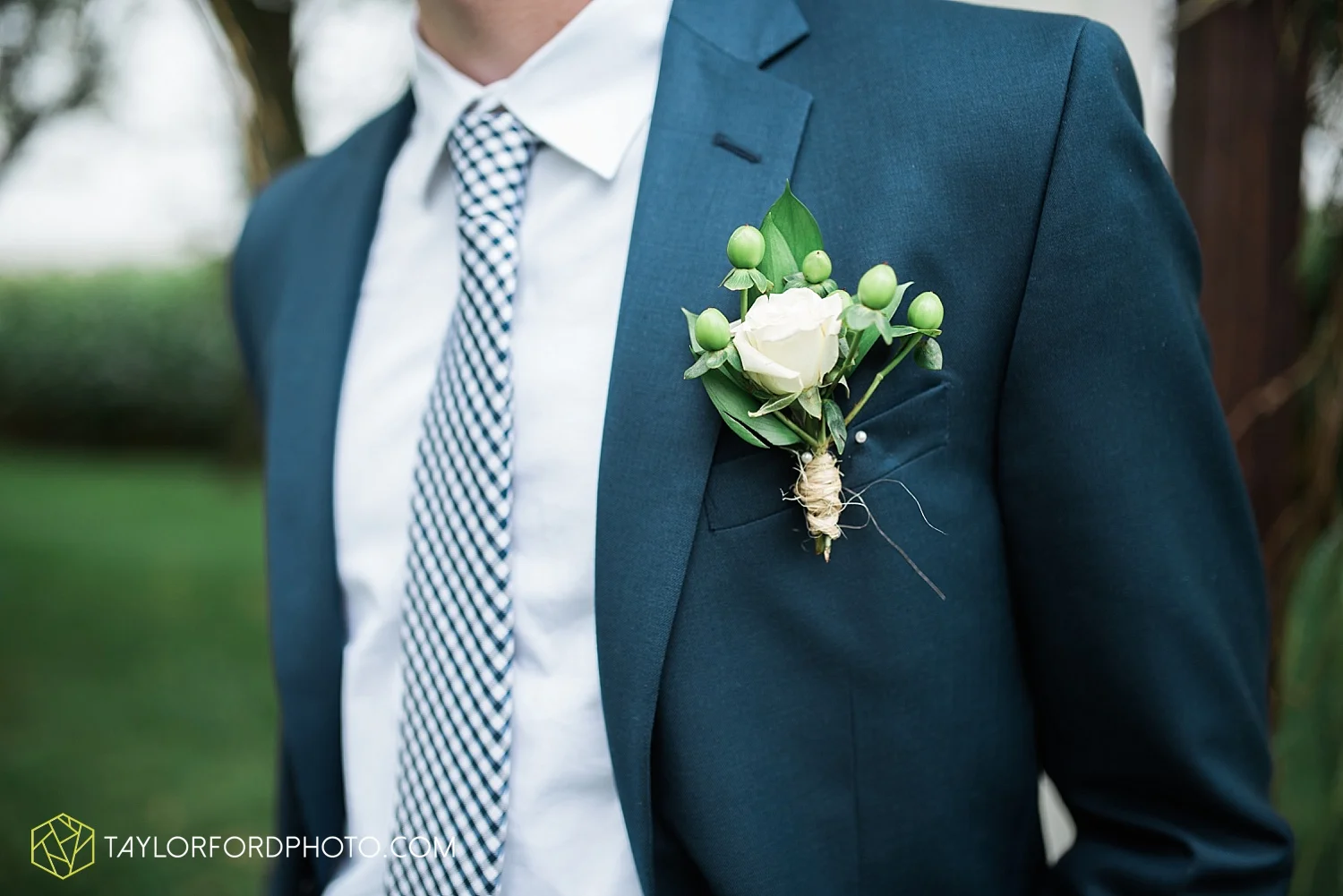 fort_wayne_indiana_van_wert_columbus_ohio_nashville_tennessee_photographer_taylor_ford_shoppes_at_old_mill_wedding_0724.jpg