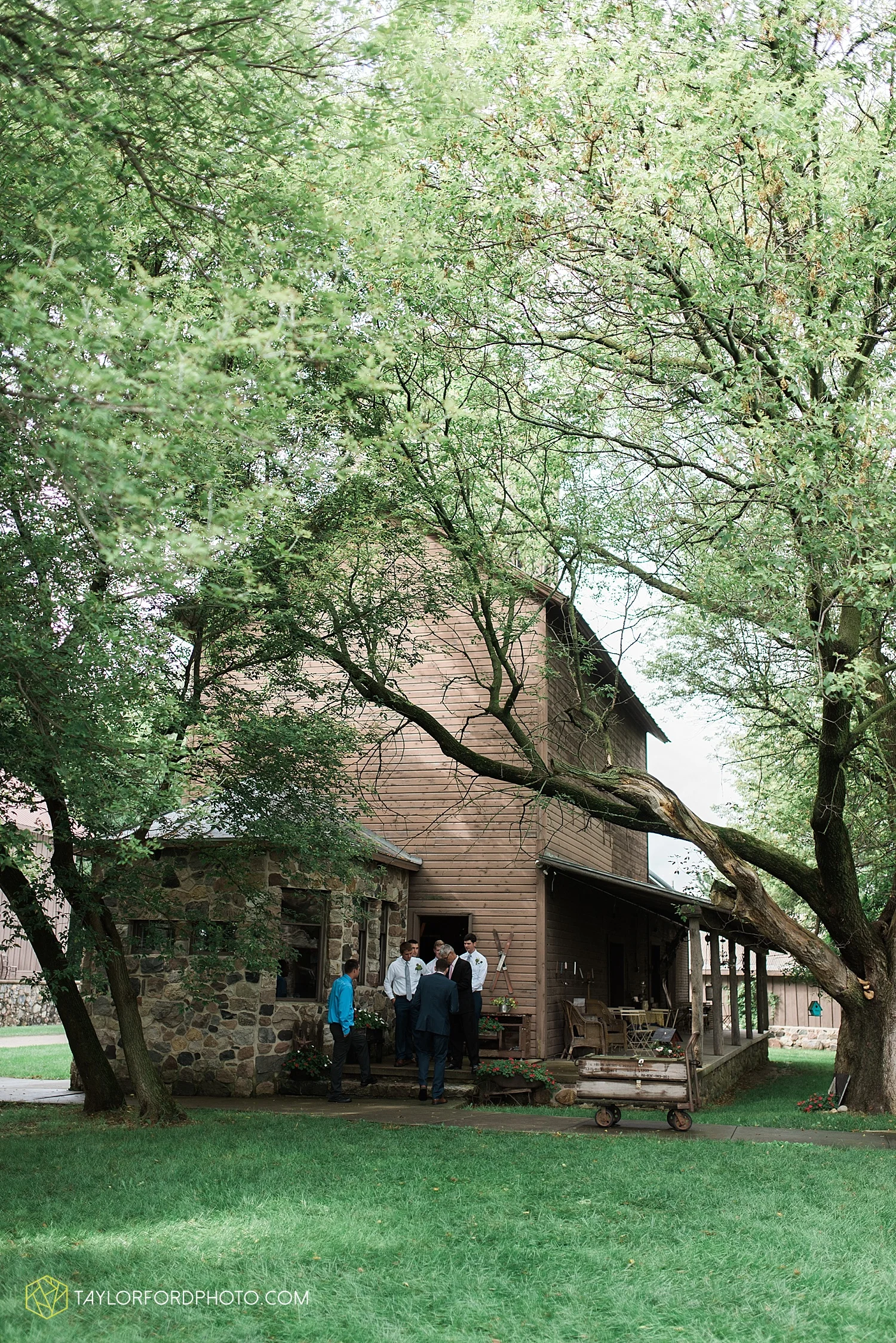 fort_wayne_indiana_van_wert_columbus_ohio_nashville_tennessee_photographer_taylor_ford_shoppes_at_old_mill_wedding_0727.jpg