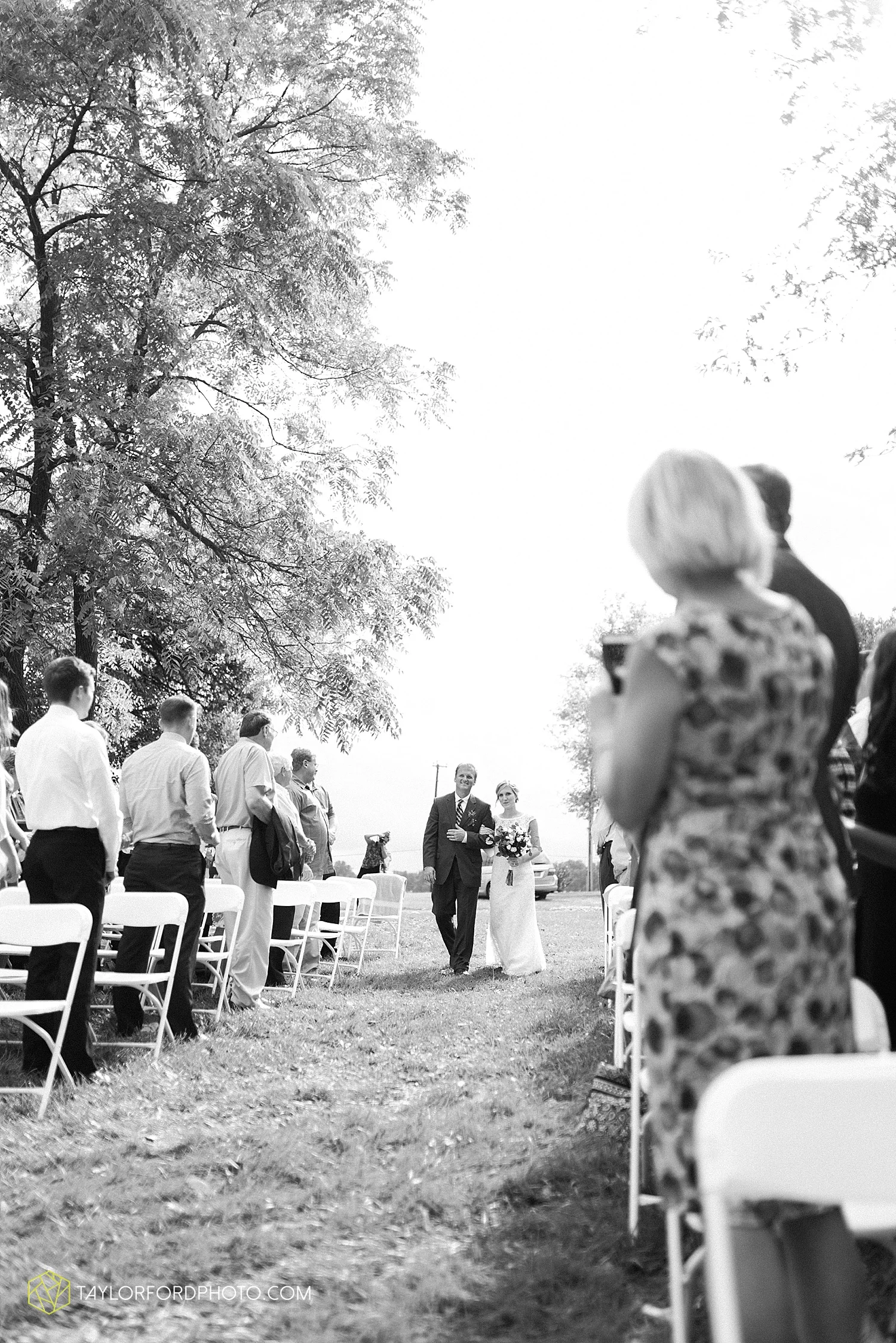 fort_wayne_indiana_van_wert_columbus_ohio_nashville_tennessee_photographer_taylor_ford_shoppes_at_old_mill_wedding_0728.jpg