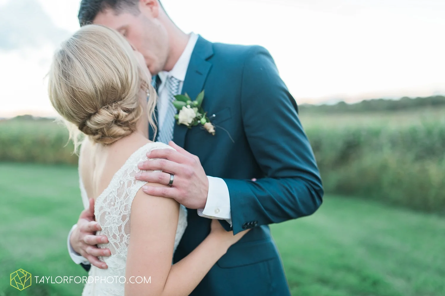 fort_wayne_indiana_van_wert_columbus_ohio_nashville_tennessee_photographer_taylor_ford_shoppes_at_old_mill_wedding_0740.jpg