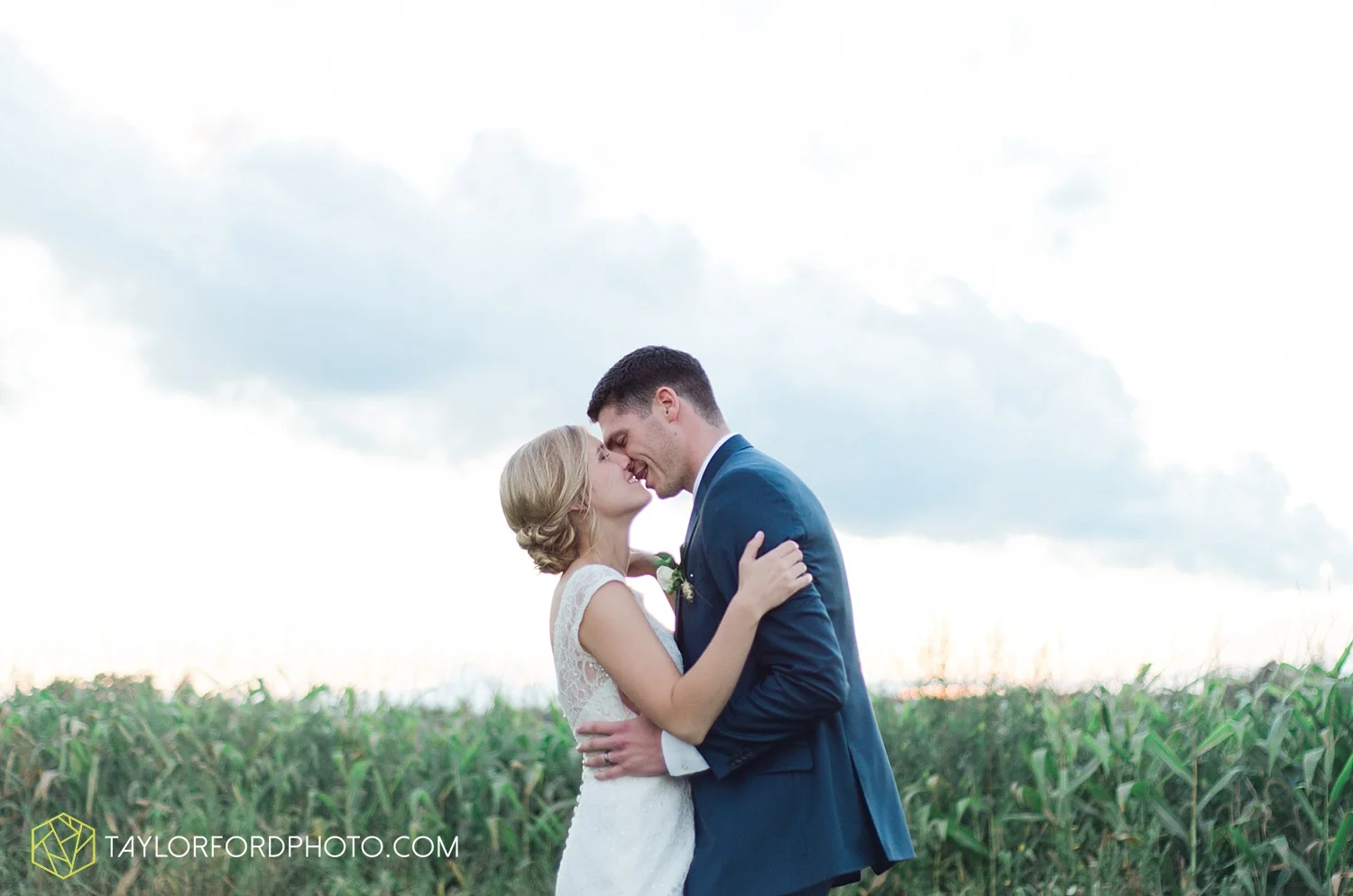 fort_wayne_indiana_van_wert_columbus_ohio_nashville_tennessee_photographer_taylor_ford_shoppes_at_old_mill_wedding_0739.jpg