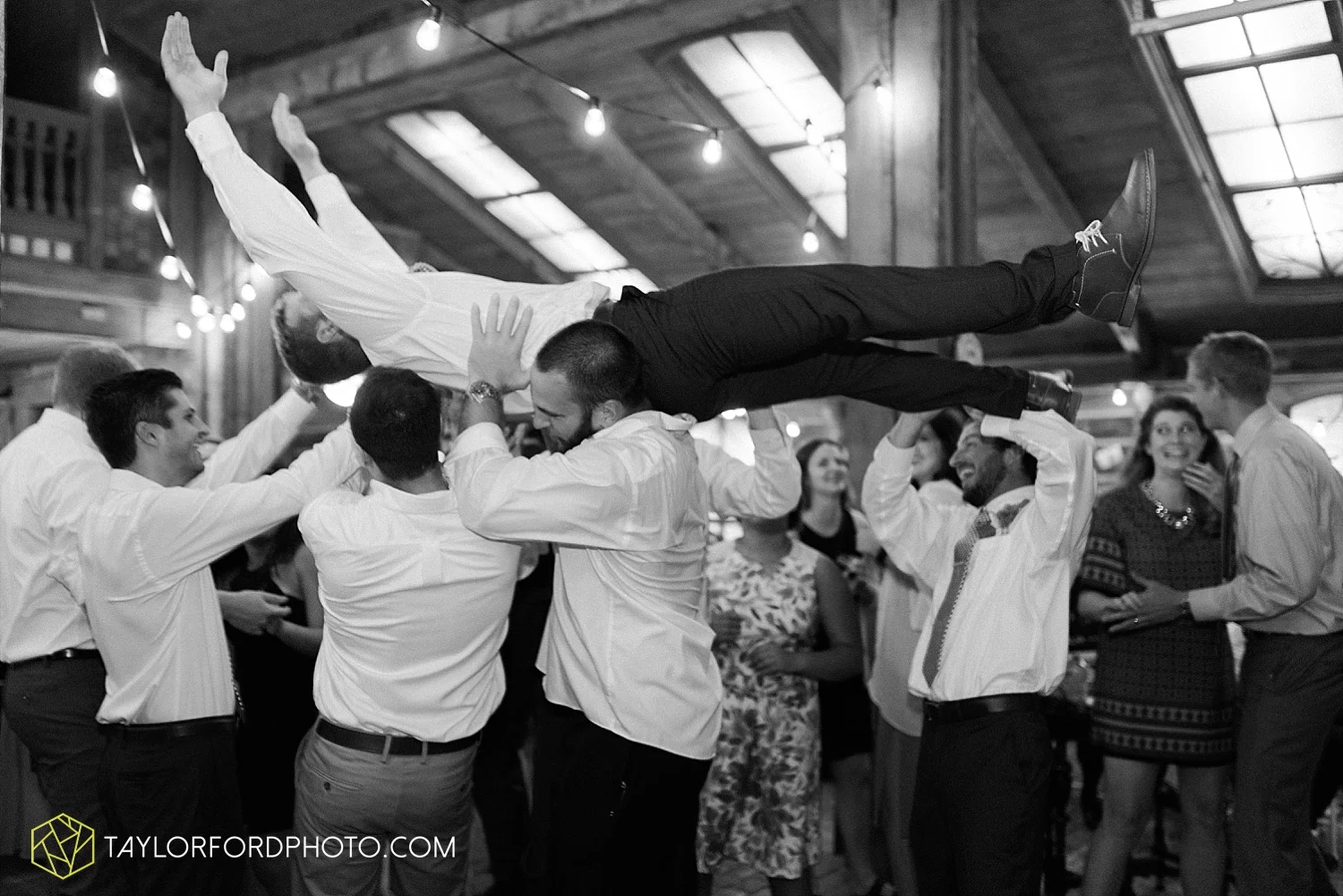 fort_wayne_indiana_van_wert_columbus_ohio_nashville_tennessee_photographer_taylor_ford_shoppes_at_old_mill_wedding_0748.jpg
