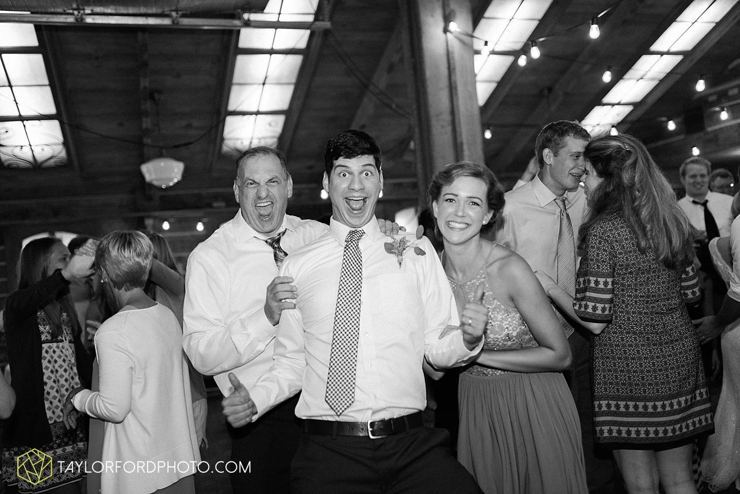 fort_wayne_indiana_van_wert_columbus_ohio_nashville_tennessee_photographer_taylor_ford_shoppes_at_old_mill_wedding_0749.jpg