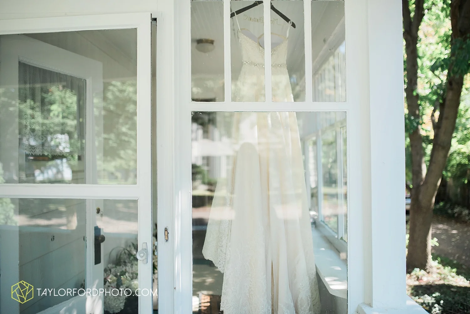 van_wert_ohio_dairy_barn_fairgrounds_fort_wayne_indiana_wedding_photographer_taylor_ford_3239.jpg