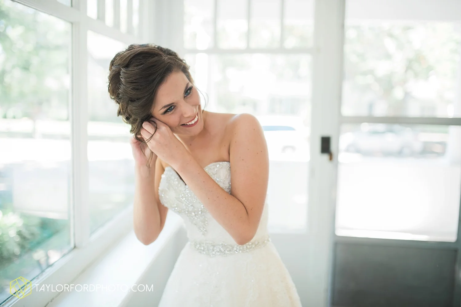 van_wert_ohio_dairy_barn_fairgrounds_fort_wayne_indiana_wedding_photographer_taylor_ford_3250.jpg