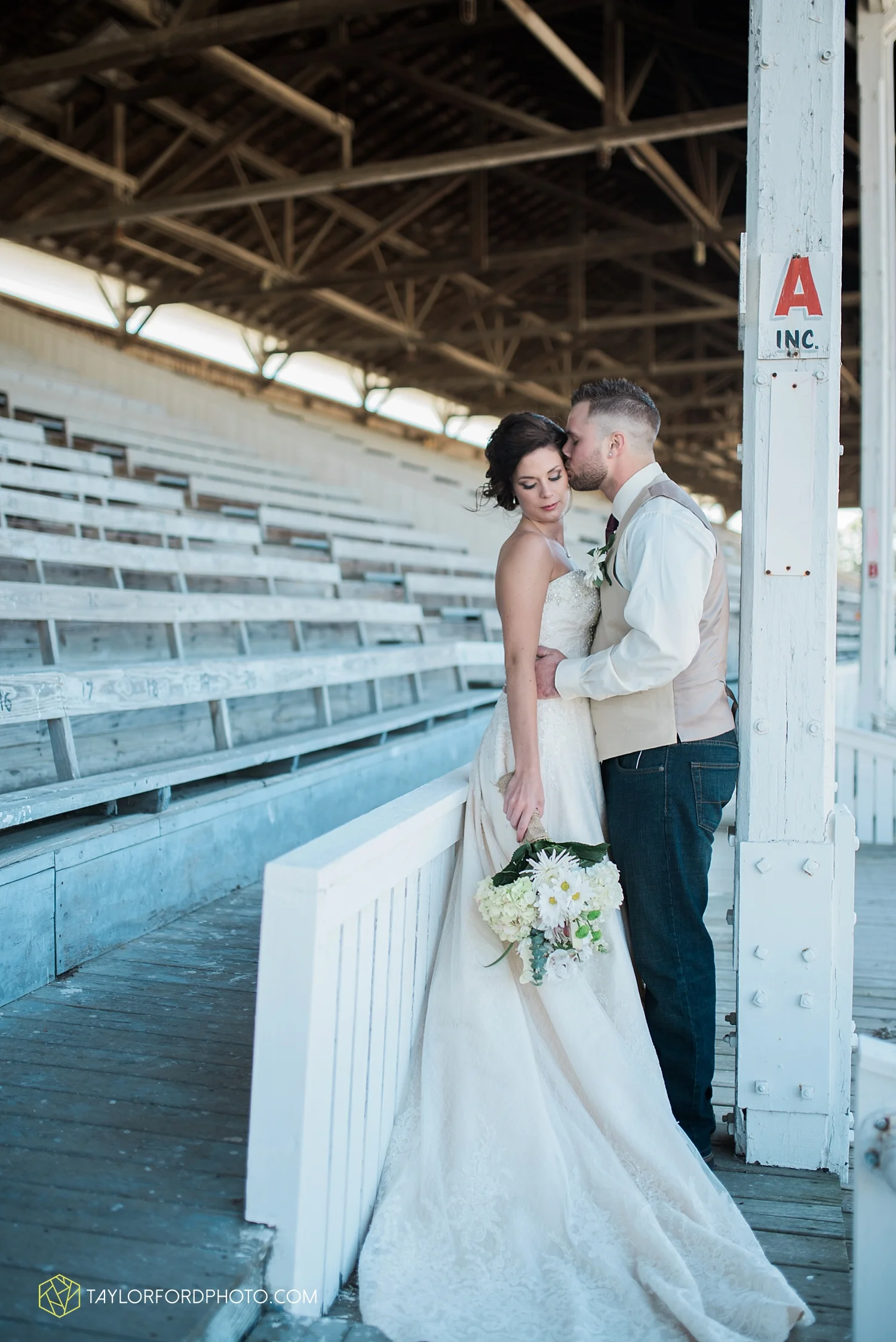 van_wert_ohio_dairy_barn_fairgrounds_fort_wayne_indiana_wedding_photographer_taylor_ford_3271.jpg