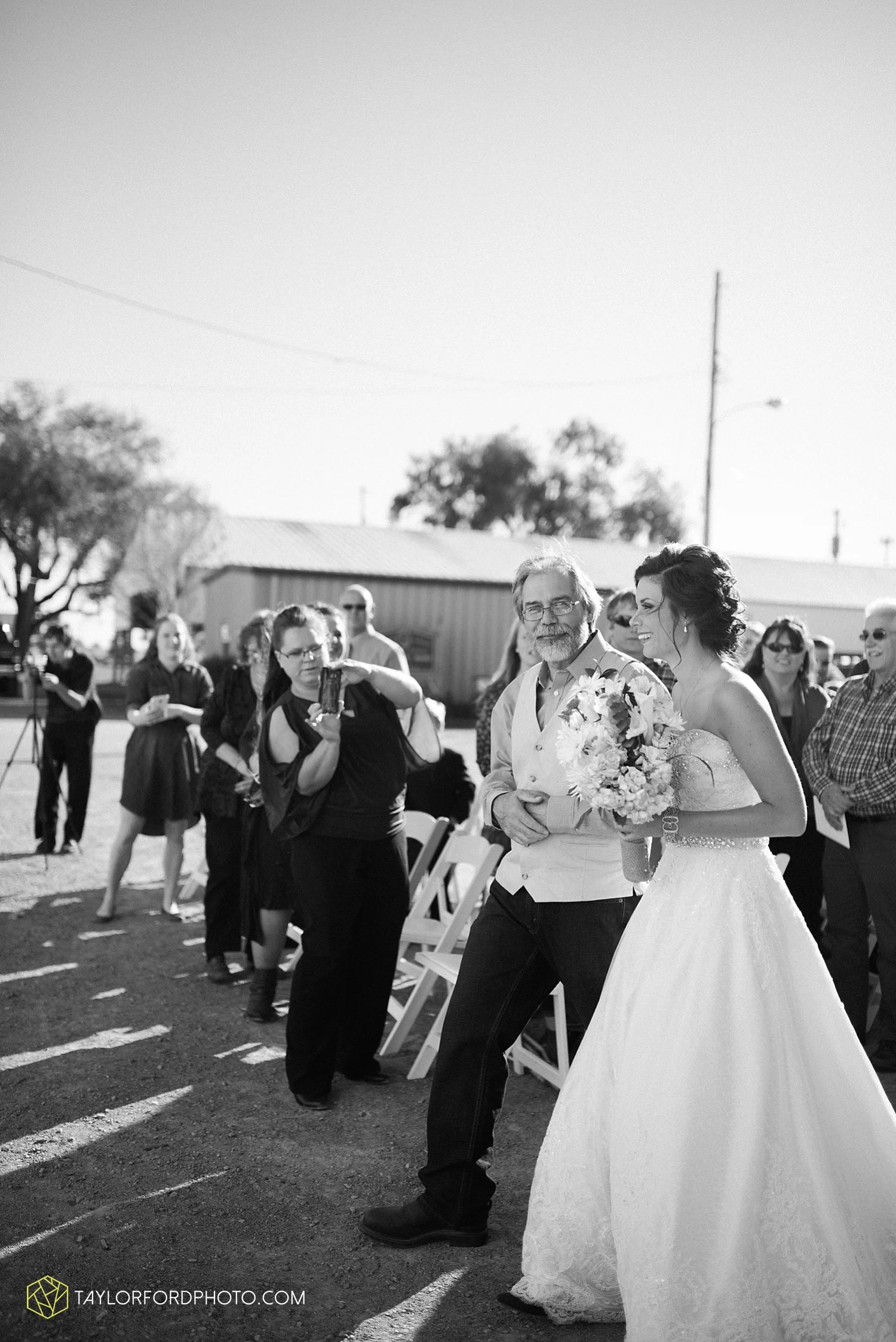 van_wert_ohio_dairy_barn_fairgrounds_fort_wayne_indiana_wedding_photographer_taylor_ford_3322.jpg