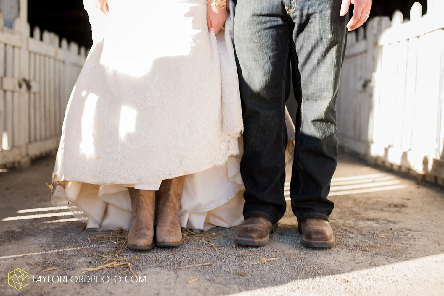 van_wert_ohio_dairy_barn_fairgrounds_fort_wayne_indiana_wedding_photographer_taylor_ford_3325.jpg