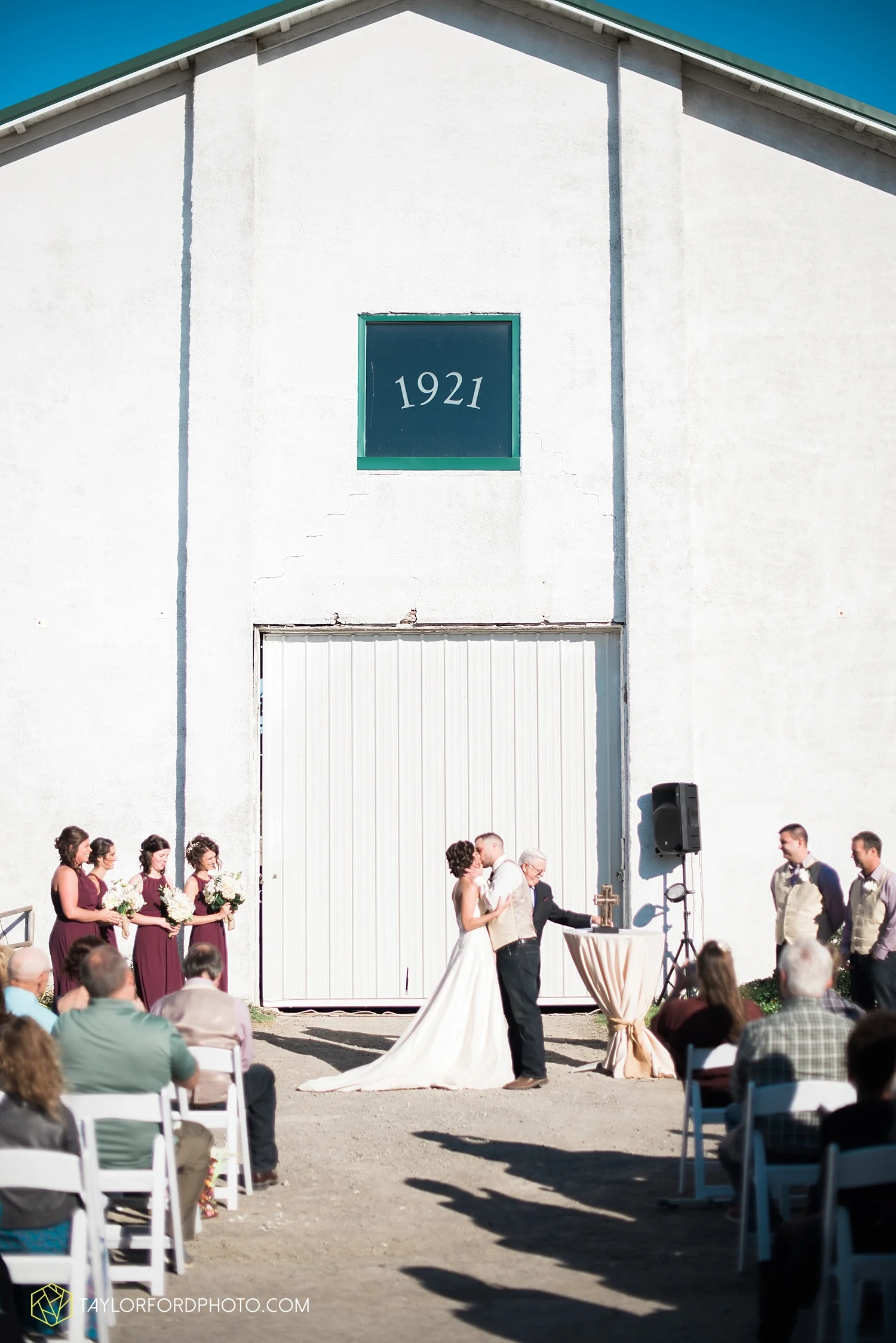 van_wert_ohio_dairy_barn_fairgrounds_fort_wayne_indiana_wedding_photographer_taylor_ford_3324.jpg