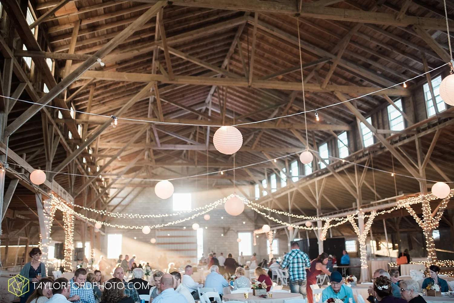 van_wert_ohio_dairy_barn_fairgrounds_fort_wayne_indiana_wedding_photographer_taylor_ford_3327.jpg