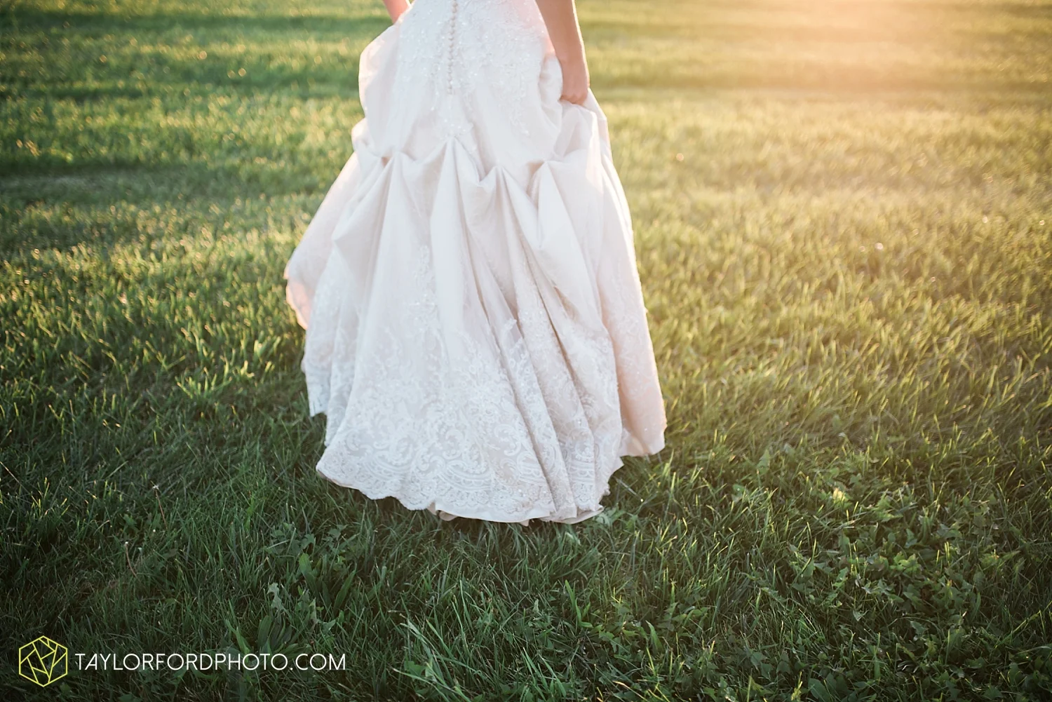 van_wert_ohio_dairy_barn_fairgrounds_fort_wayne_indiana_wedding_photographer_taylor_ford_3328.jpg