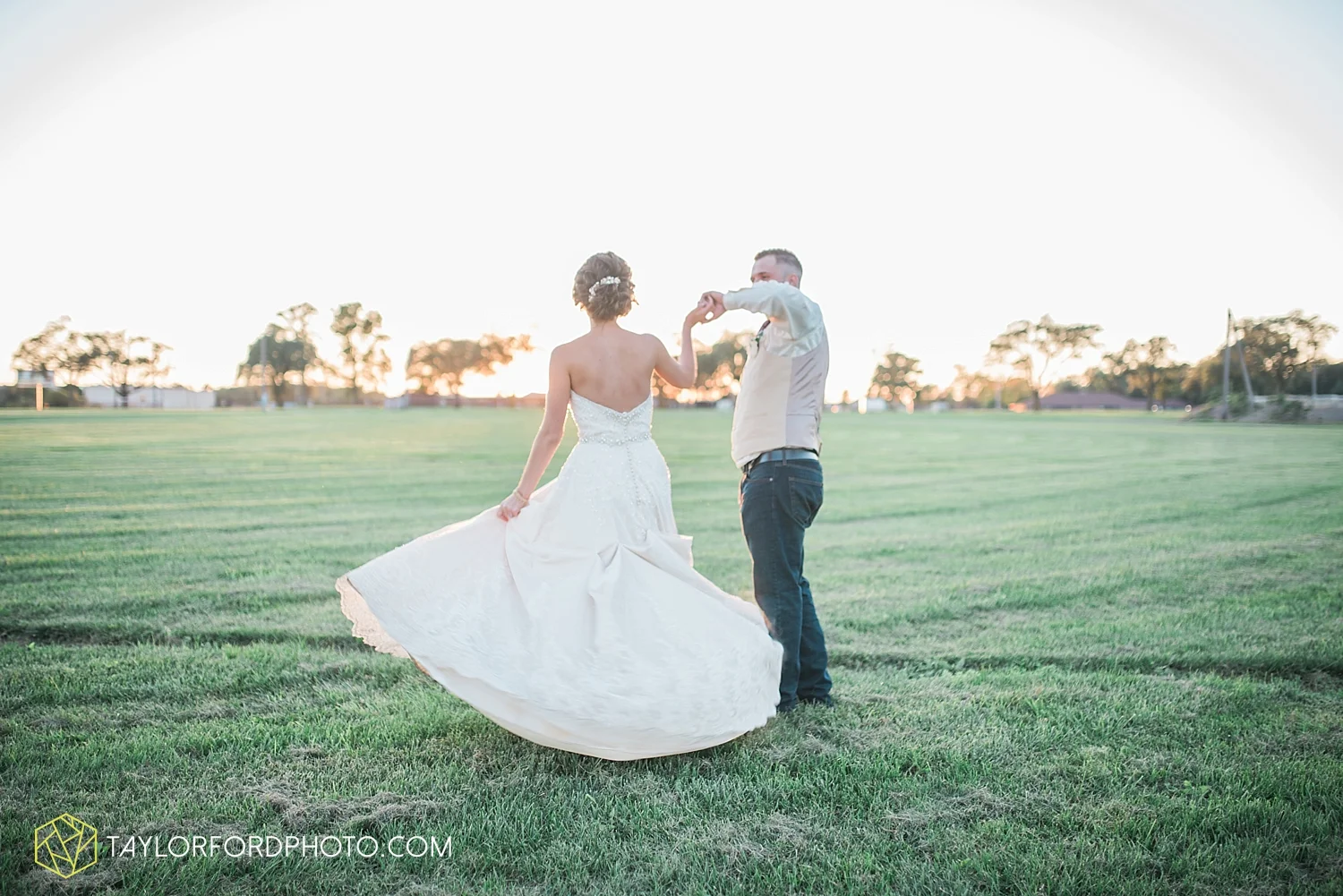 van_wert_ohio_dairy_barn_fairgrounds_fort_wayne_indiana_wedding_photographer_taylor_ford_3334.jpg