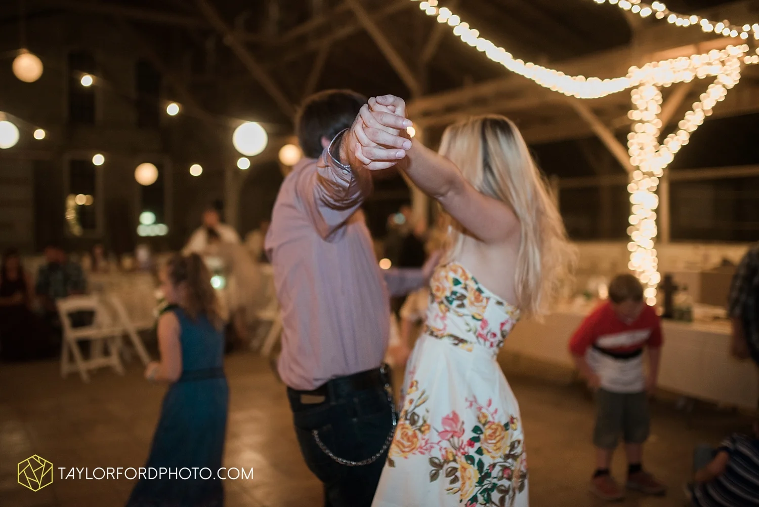 van_wert_ohio_dairy_barn_fairgrounds_fort_wayne_indiana_wedding_photographer_taylor_ford_3337.jpg