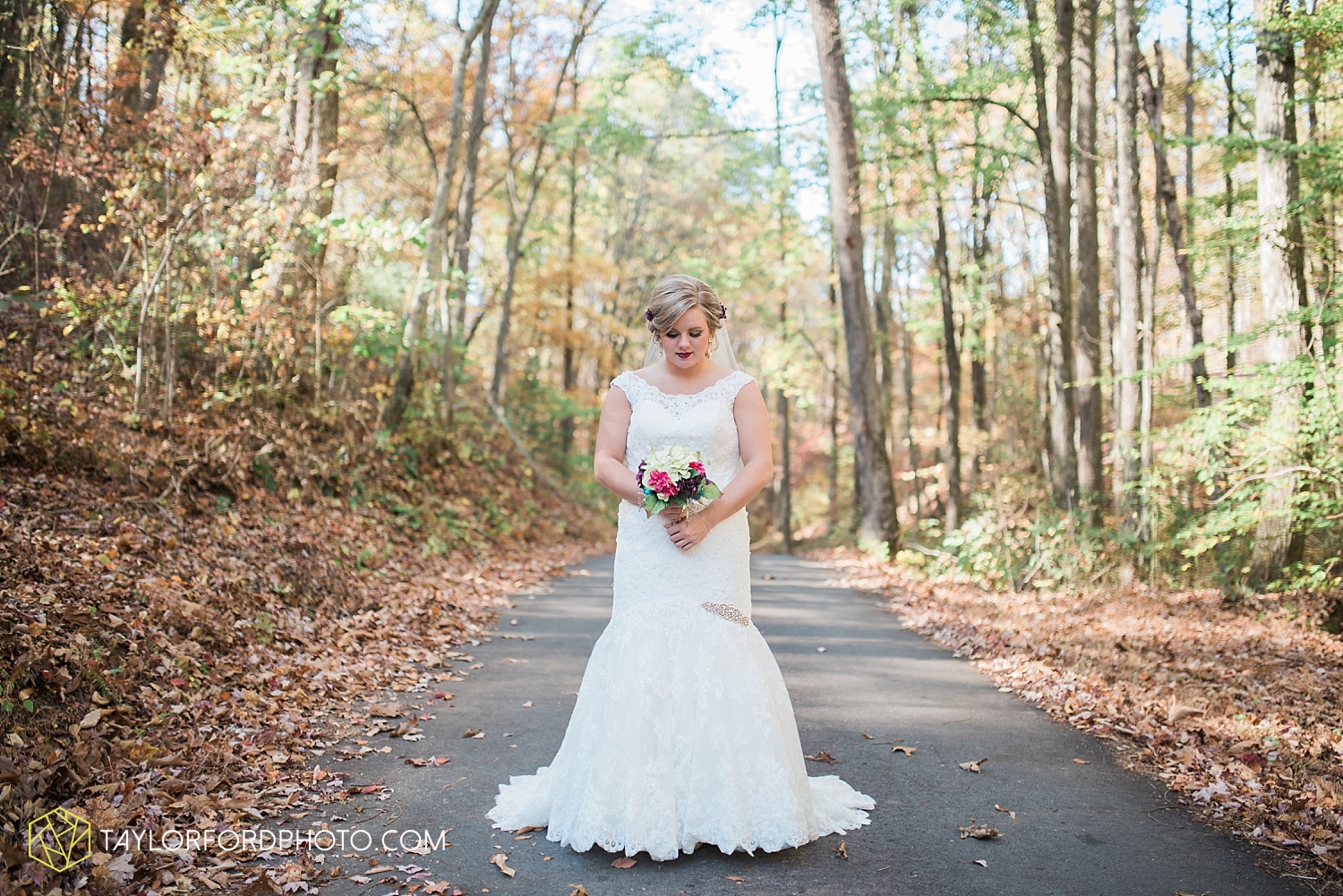 gatlinburg_tennessee_photographer_taylor_ford_weddings_enchanted_valley_barn_3793.jpg