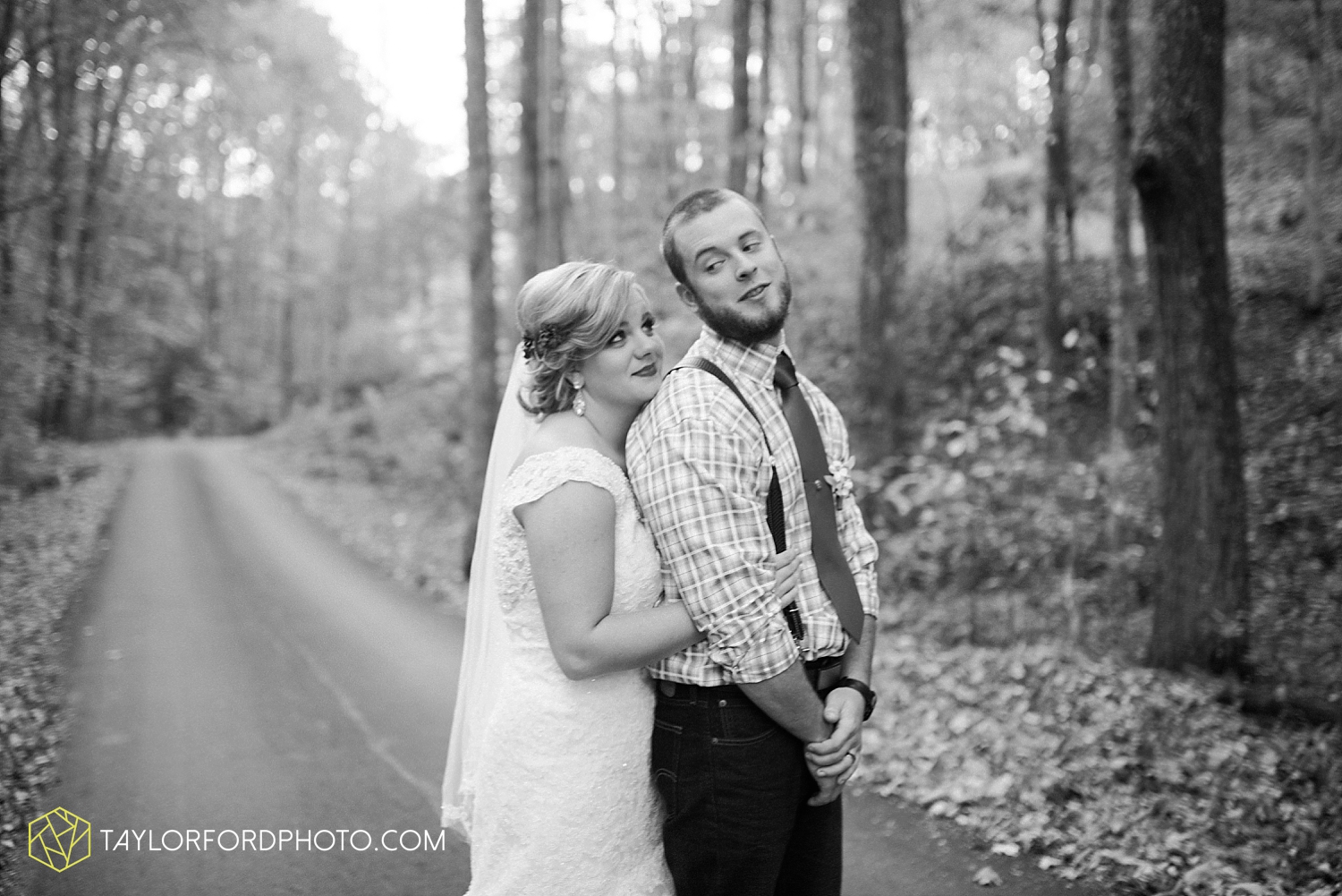 gatlinburg_tennessee_photographer_taylor_ford_weddings_enchanted_valley_barn_3881.jpg