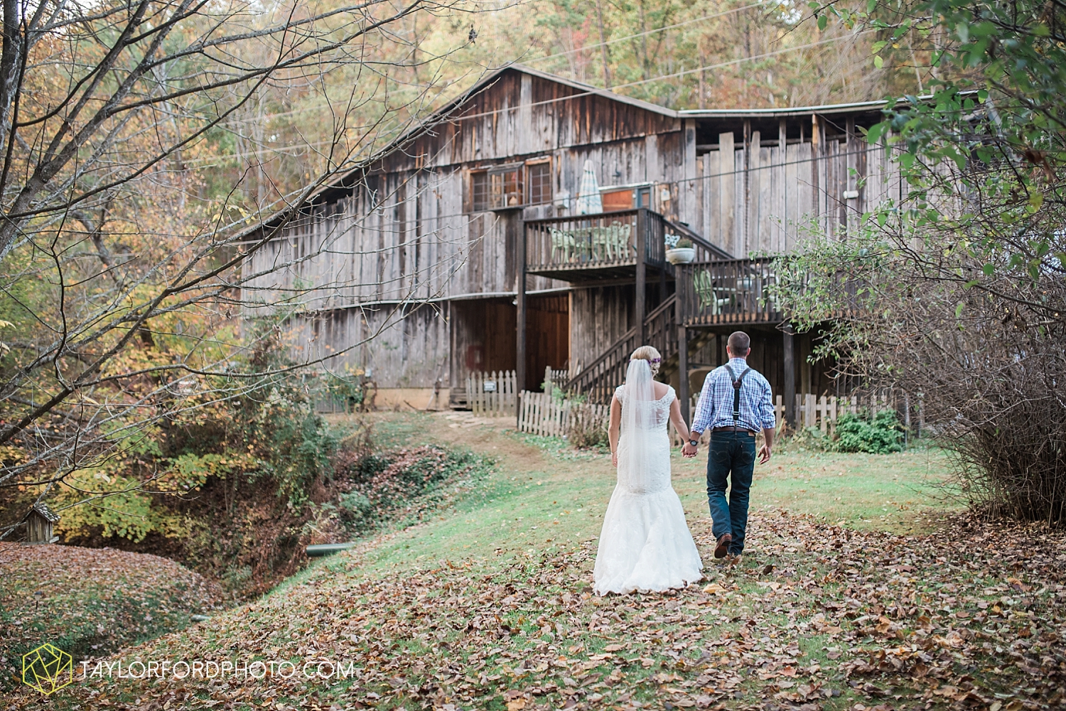 gatlinburg_tennessee_photographer_taylor_ford_weddings_enchanted_valley_barn_3892.jpg
