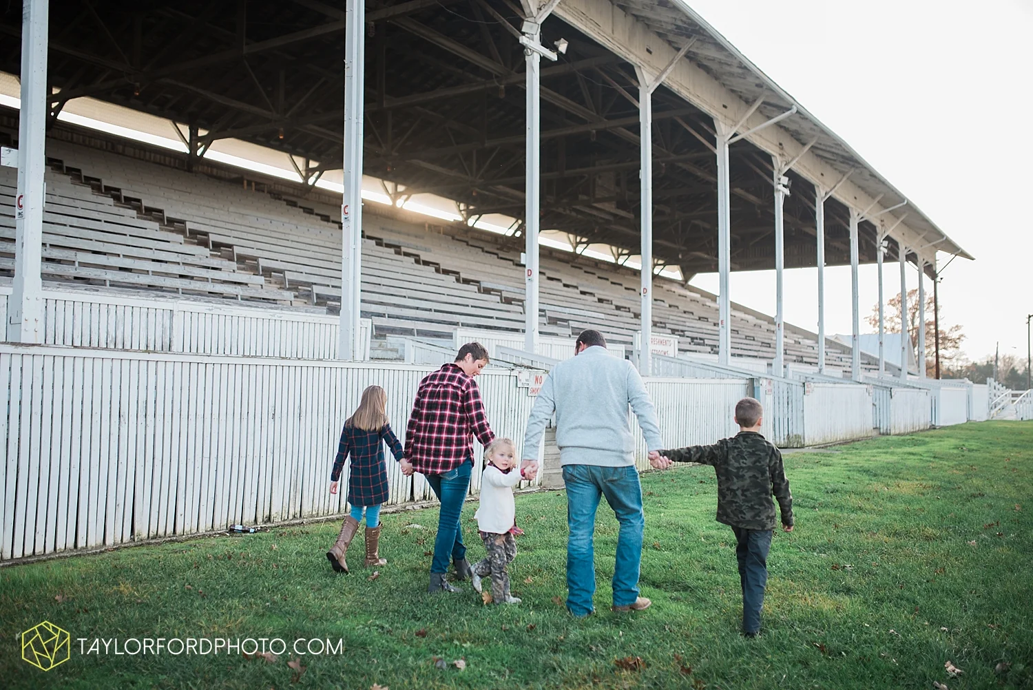 van_wert_ohio_photographer_the_baxter_family_county_fairgrounds_taylor_ford_4019.jpg
