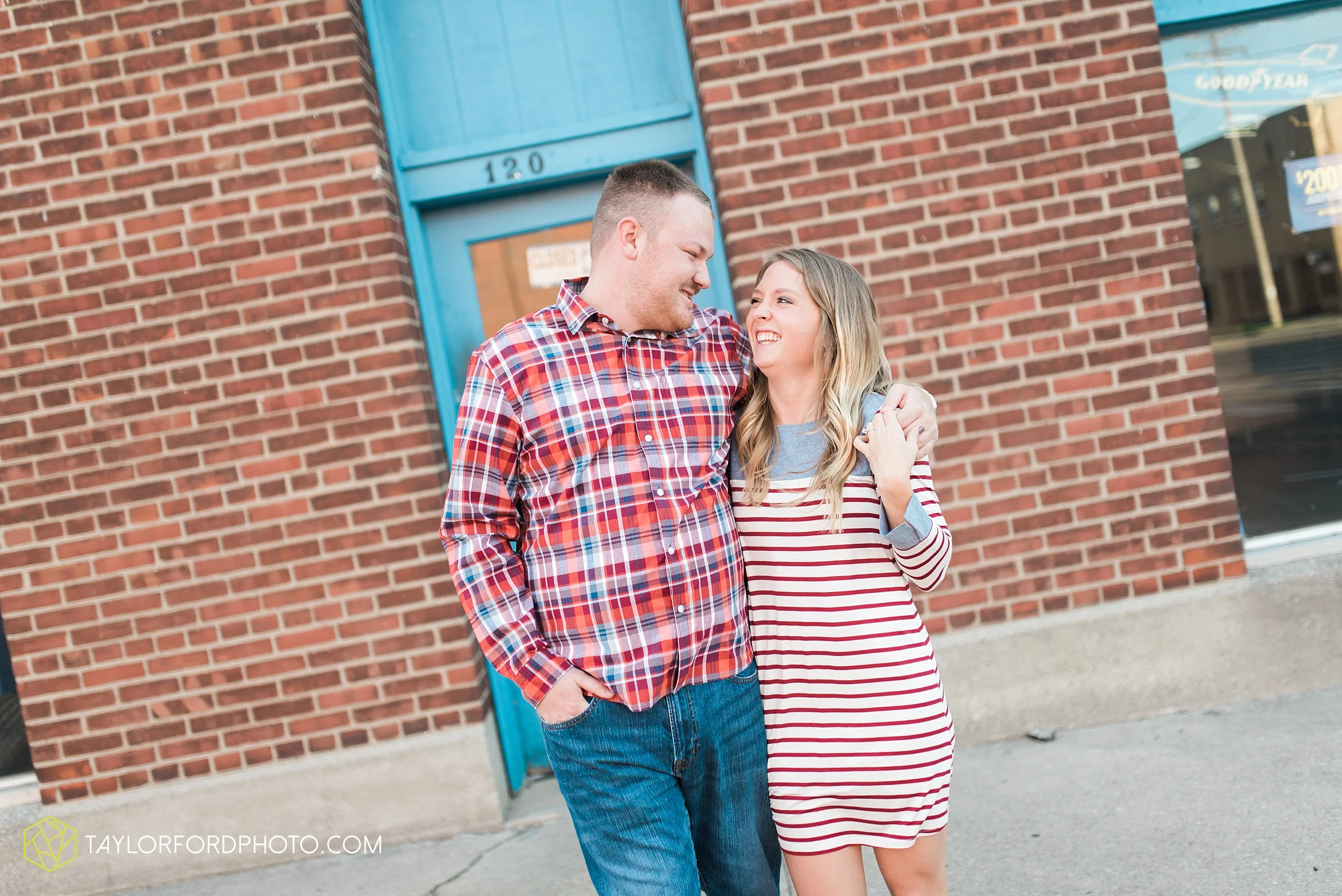 van-wert-ohio-engagement-wedding-photographer-Taylor-Ford-Photography-fall-farm-nature_4061.jpg