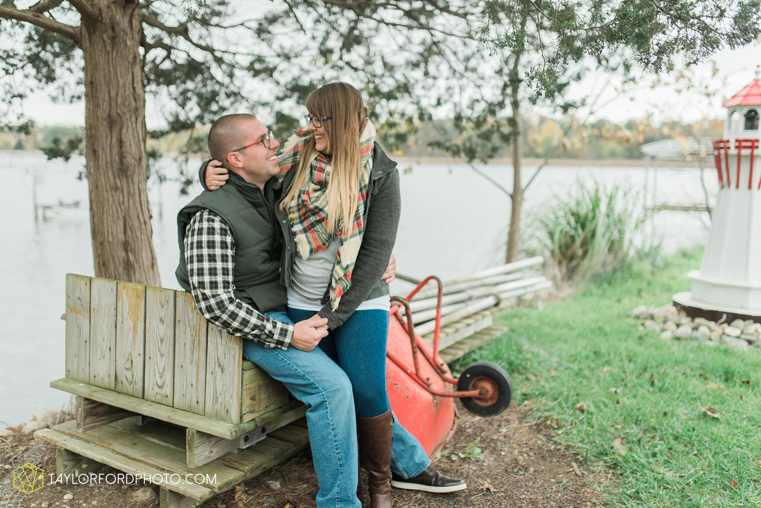 angola-indiana-crooked-lake-engagement-wedding-photographer-Taylor-Ford-Photography-winter-frozen-lake_4231.jpg