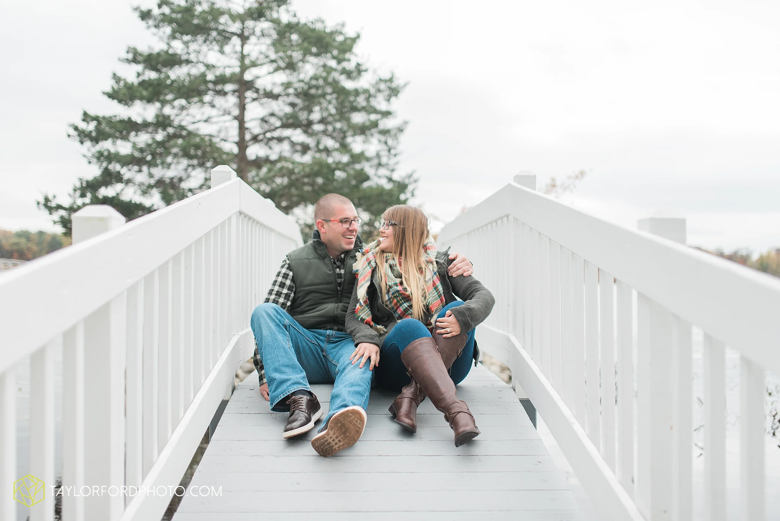 angola-indiana-crooked-lake-engagement-wedding-photographer-Taylor-Ford-Photography-winter-frozen-lake_4233.jpg