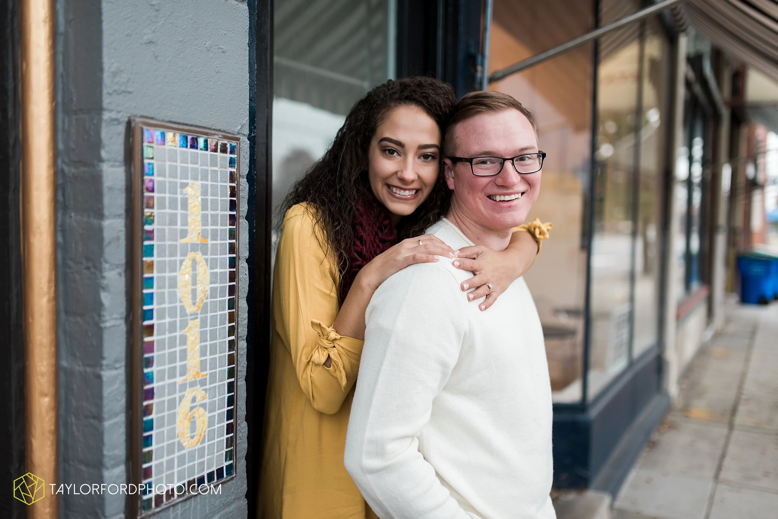 fort-wayne-indiana-engagement-photographer-rainy-day-session-Taylor-Ford-Photography_5014.jpg