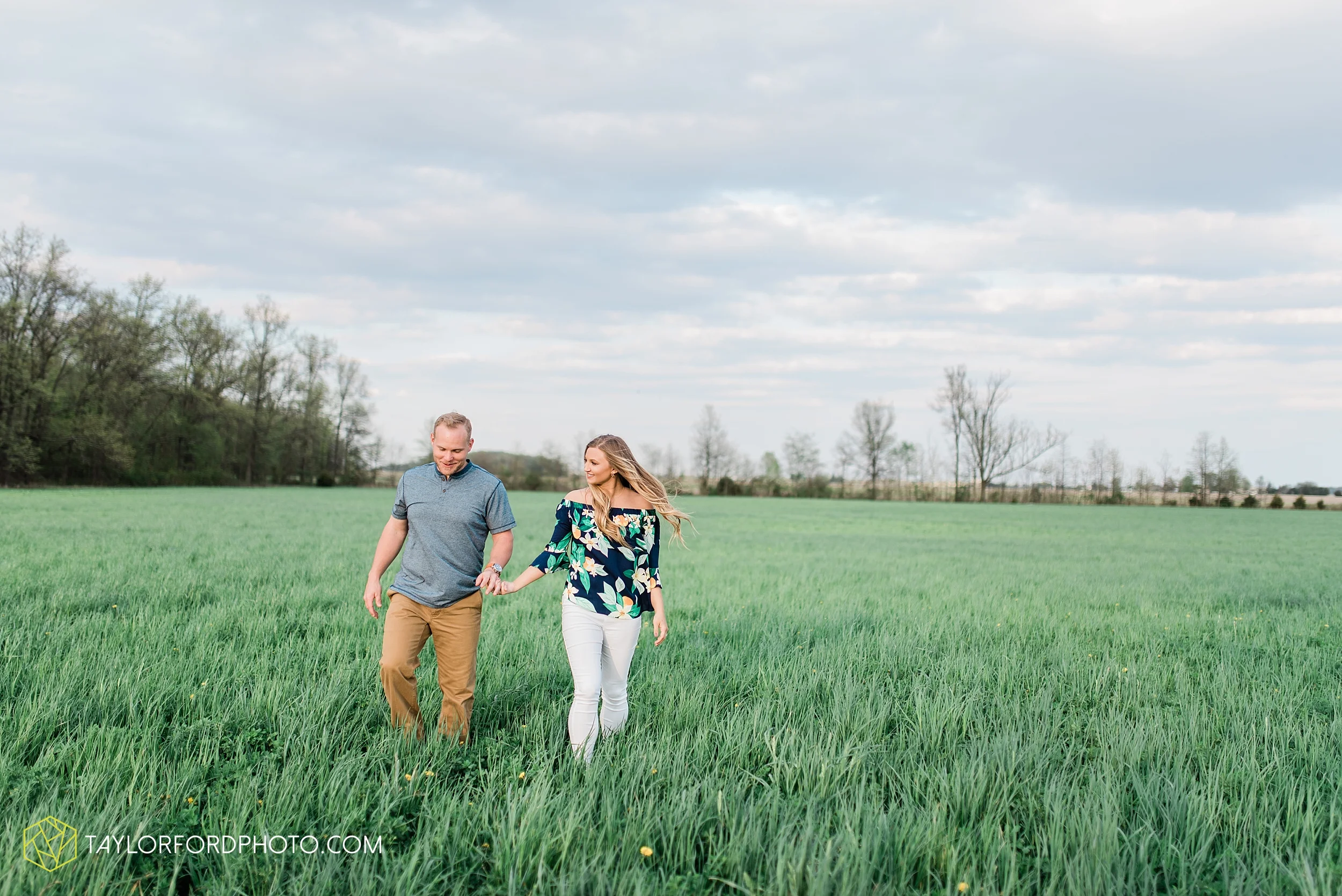 van-wert-ohio-spring-farm-engagement-photographer-photographer-Taylor-Ford-Photography_7111.jpg