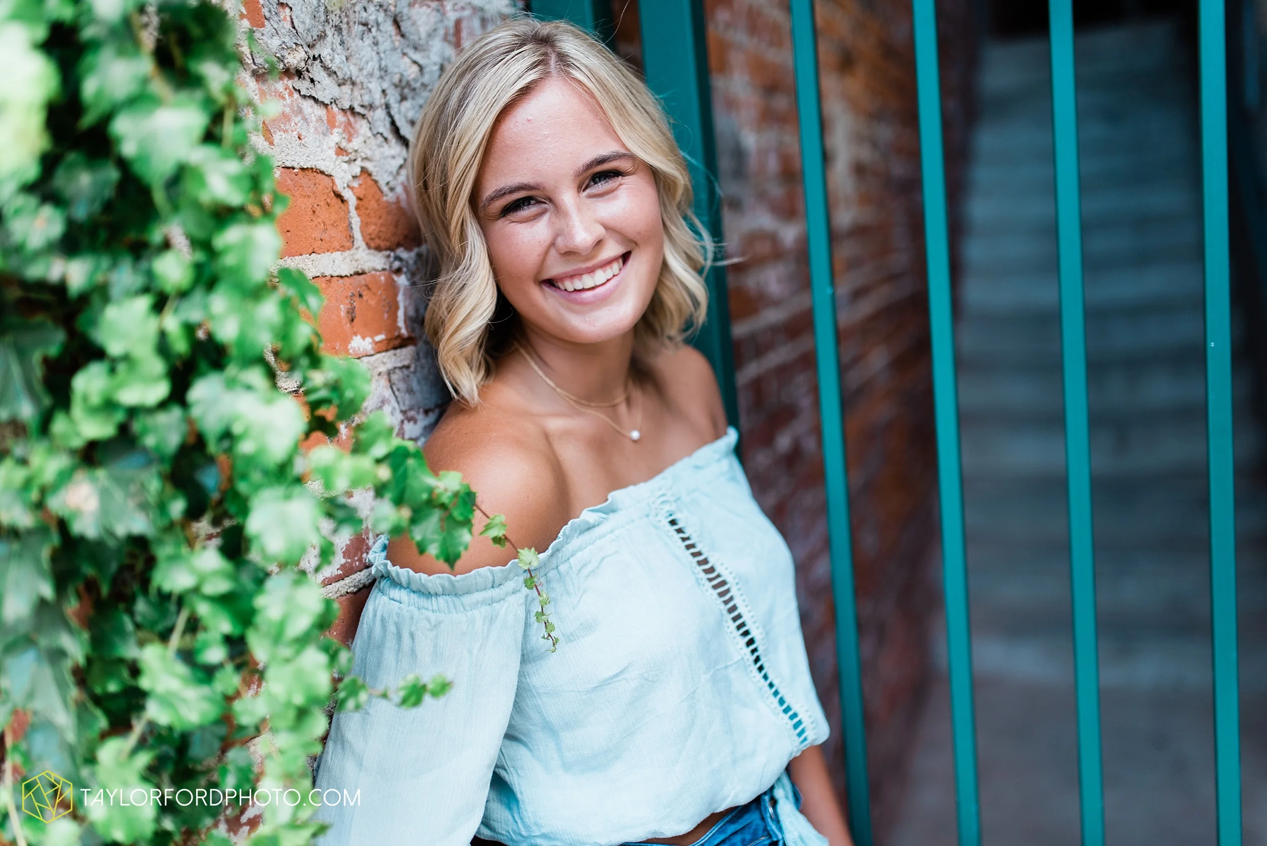 downtown-fort-wayne-indiana-senior-carroll-high-school-dance-team-photographer-Taylor-Ford-Photography_8727.jpg