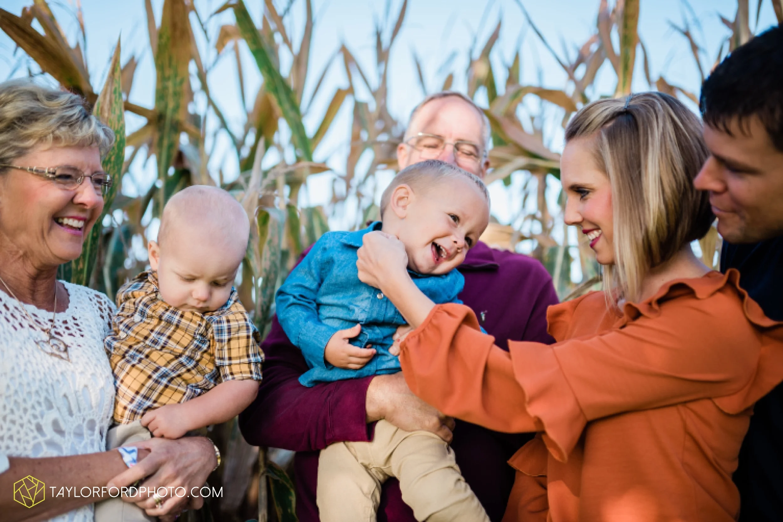 delphos-fort-jennings-ohio-at-home-lifestyle-farm-extended-family-photographer-taylor-ford-photography_0721.jpg