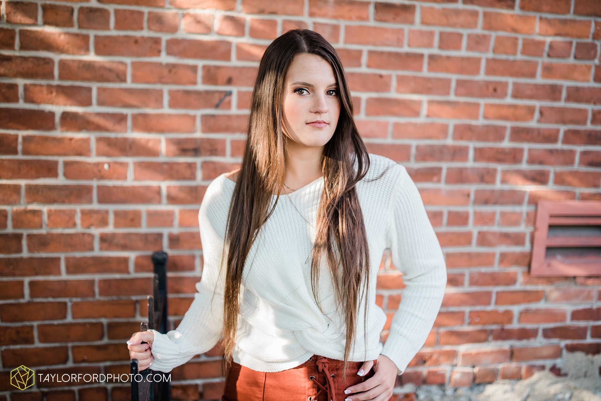 downtown-fort-wayne-indiana-senior-carroll-high-school-photographer-taylor-ford-photography_0745.jpg