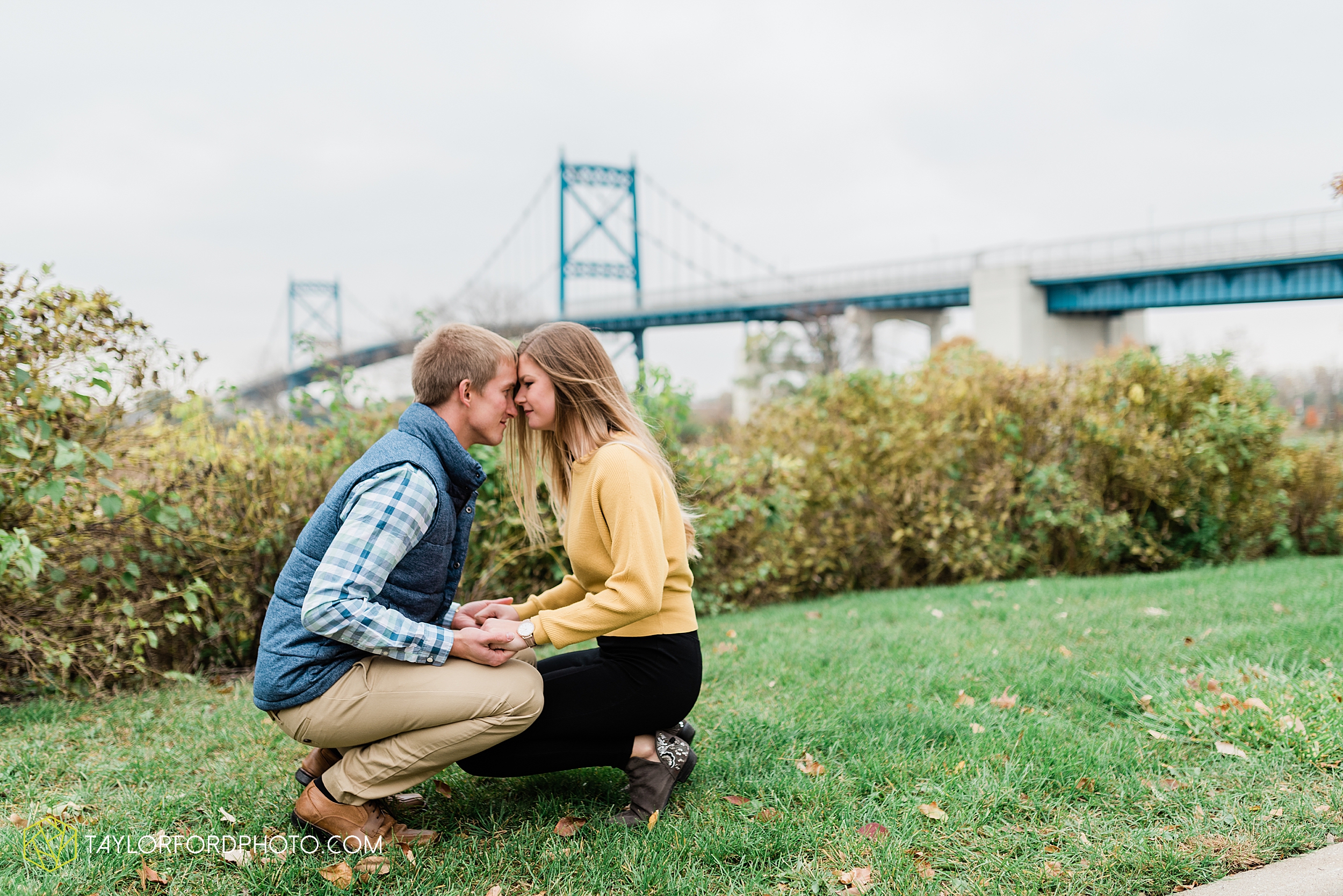 joce-chris-downtown-toledo-museum-of-art-engagement-fall-photographer-taylor-ford-photography_1488.jpg