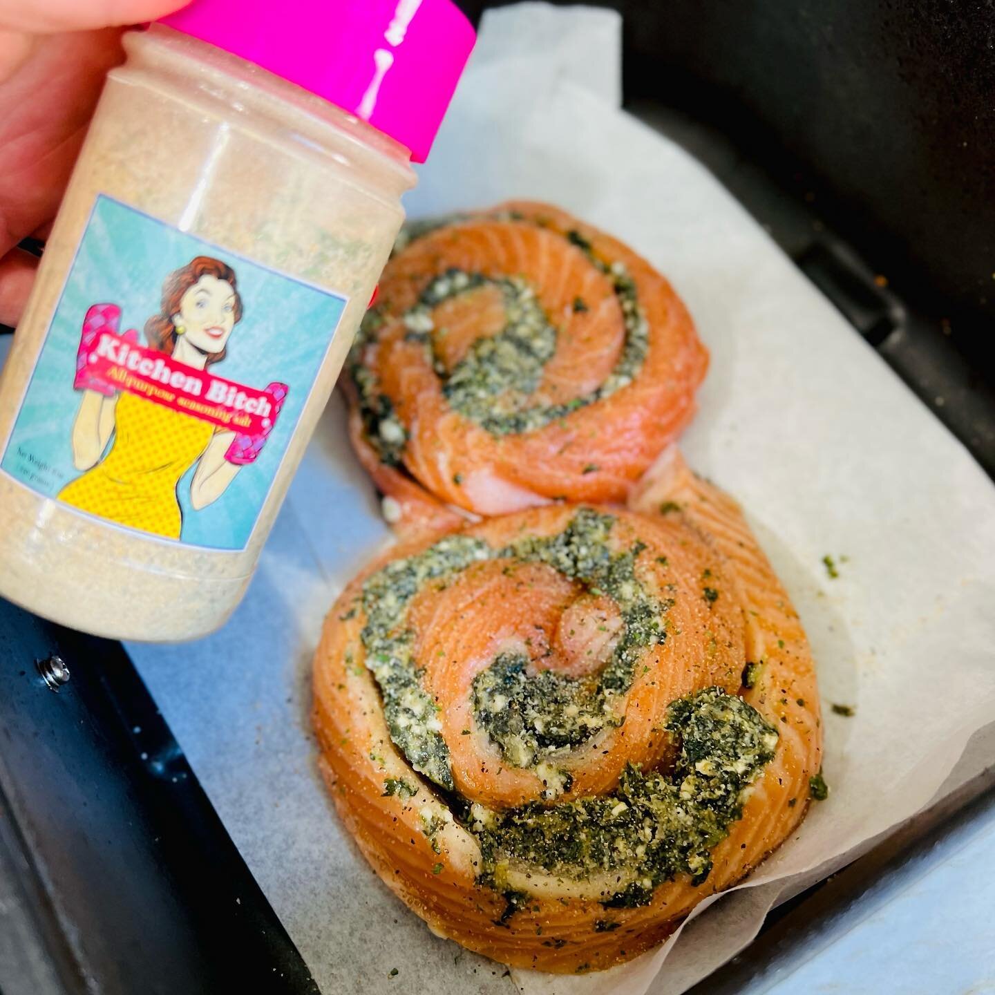My Airfryer is seriously my best friend. I made these last night and they were super easy yet kinda messy to make. 
🍃 Spinach &amp; feta Salmon pinwheels&hellip;. that kinda look like boobs 🥴