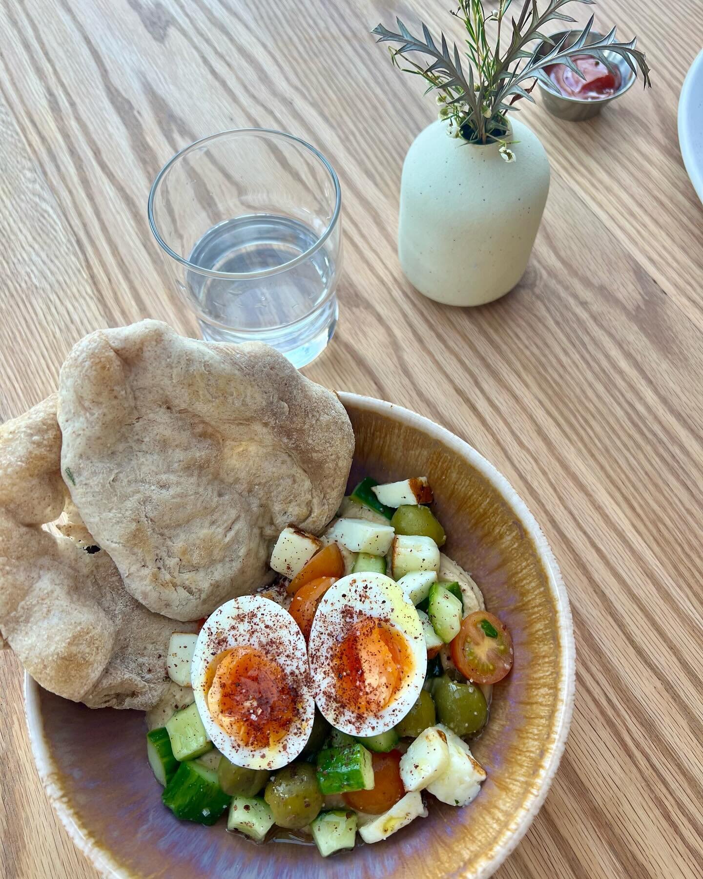 When your breakfast resembles a smiley face 😊 
Soft boiled egg + hummus + green olives + tomatoes with a side of pita bread 🤌🏼