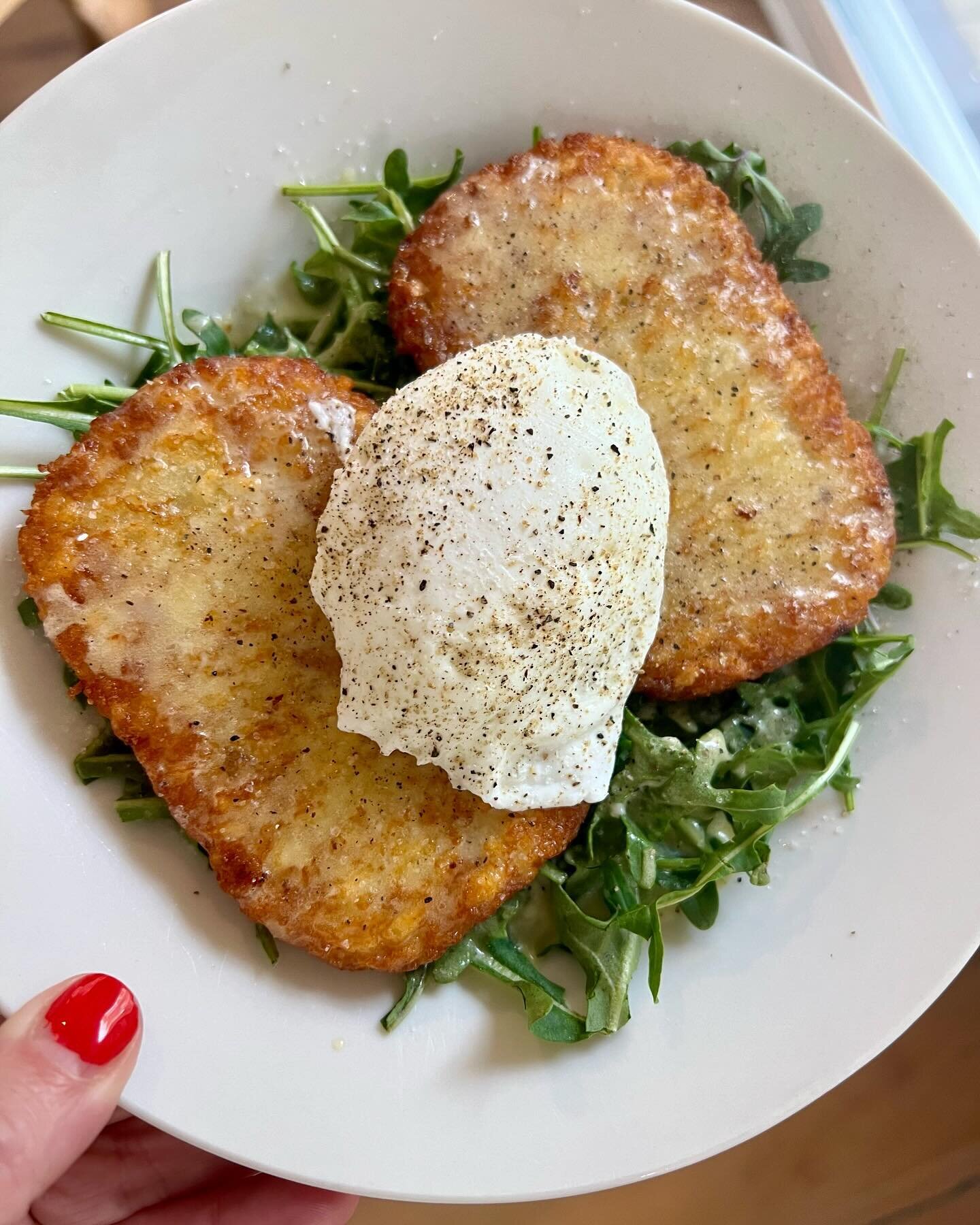 My breakfast fixation lately. Hash browns from #traderjoes on a bed of arugula, drizzled with fresh #hollandaisesauce and topped with a poach egg! 
Happy Valentine&rsquo;s Day💞