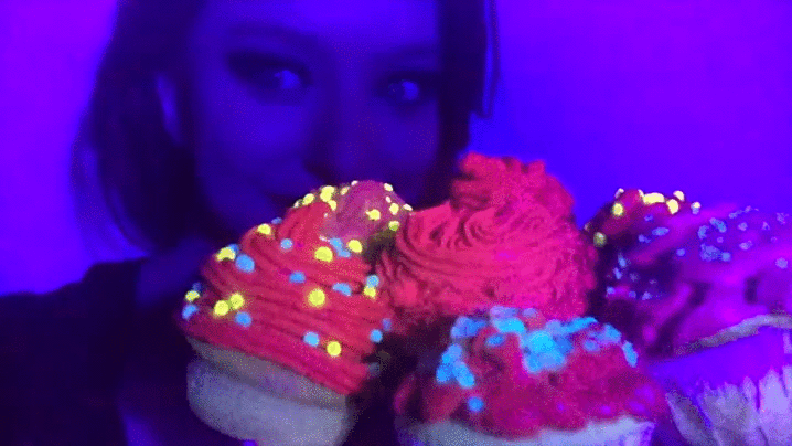 Magical UV Glow in the Dark Cupcakes that change colour